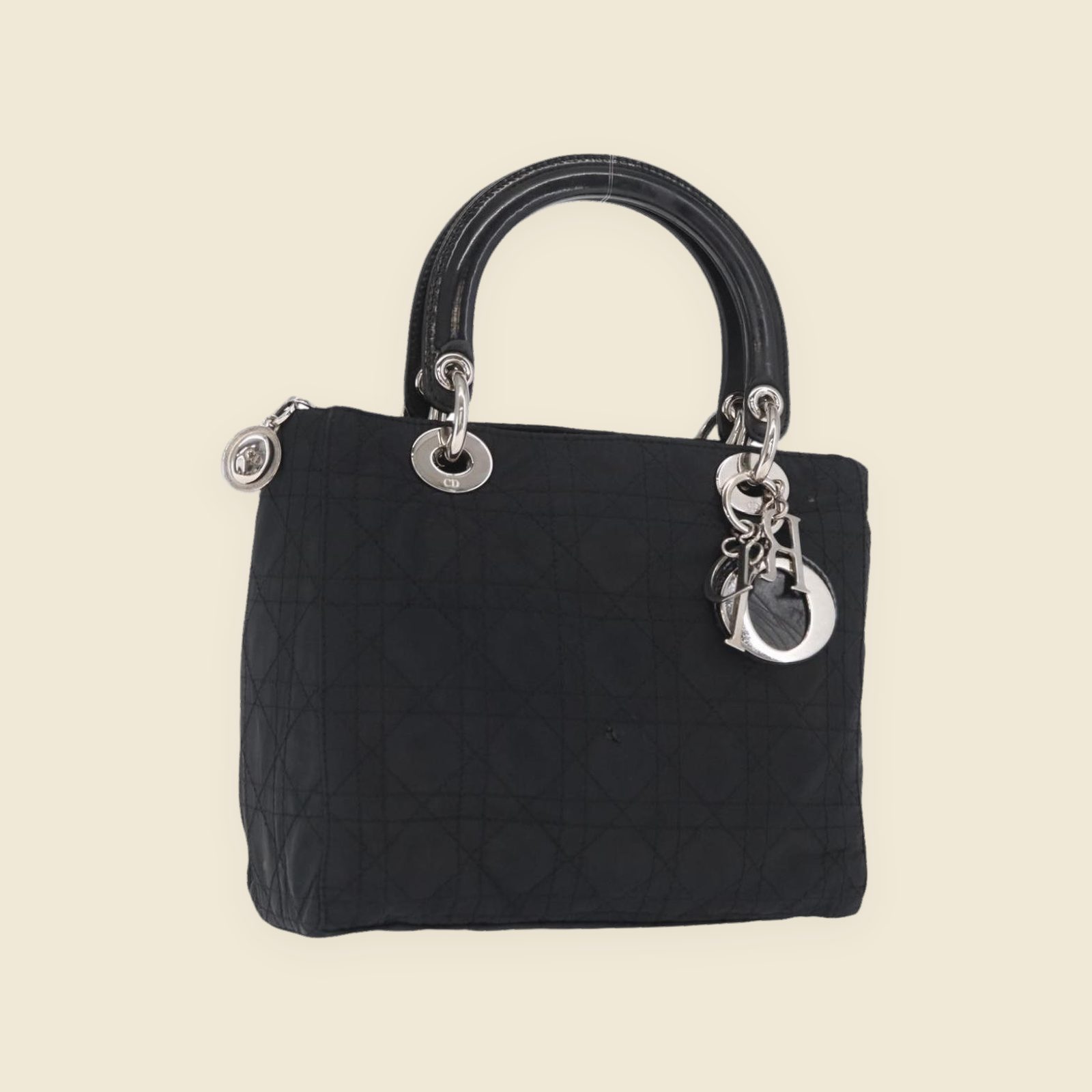 Borsa a mano Christian Dior in nylon nero trapuntato Cannage, doppio manico e ciondoli argentati, vista frontale