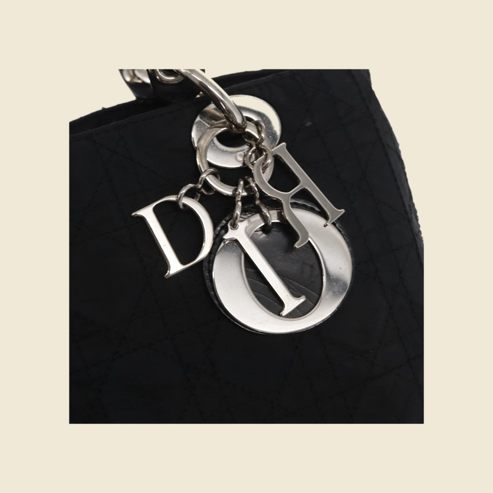 Borsa a mano Christian Dior in nylon nero trapuntato Cannage, doppio manico e ciondoli argentati, vista frontale — vista 2