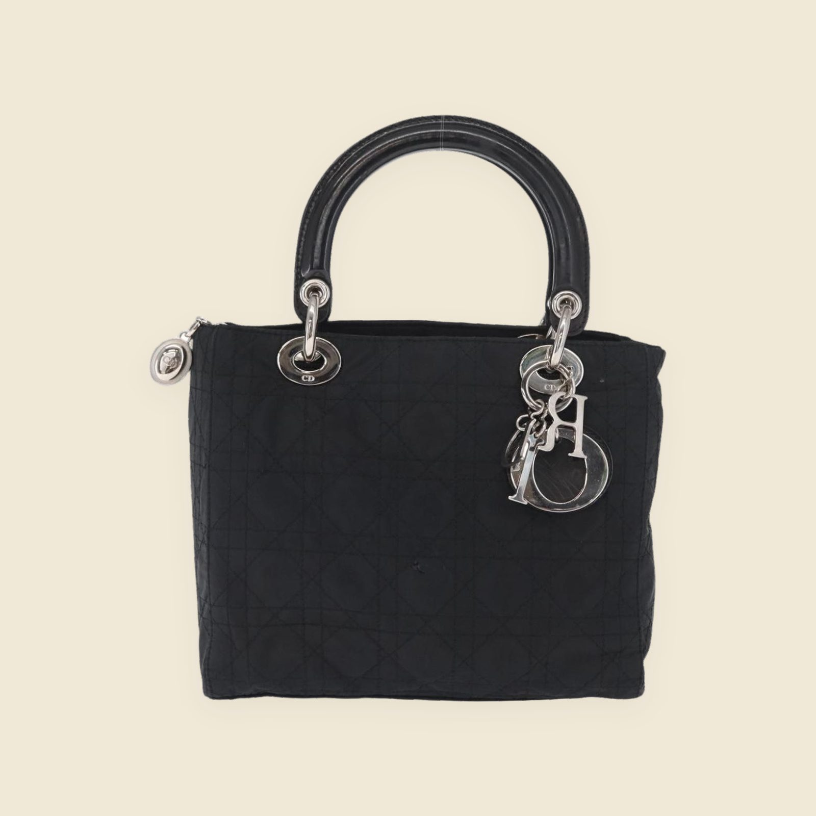 Borsa a mano Christian Dior in nylon nero trapuntato Cannage, doppio manico e ciondoli argentati, vista frontale — vista 3