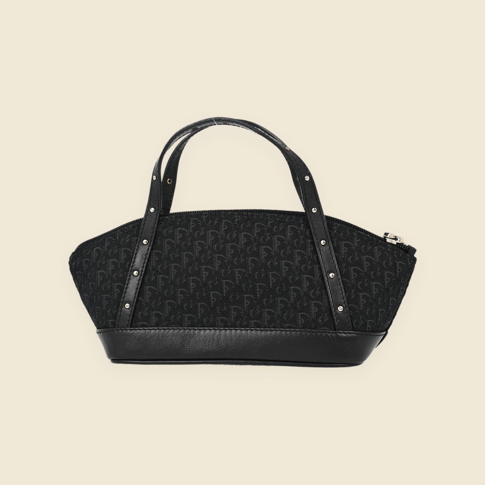 Borsa a mano Christian Dior in tela monogram nera e pelle, doppi manici con borchie argentate, vista frontale su fondo bianco — vista 2