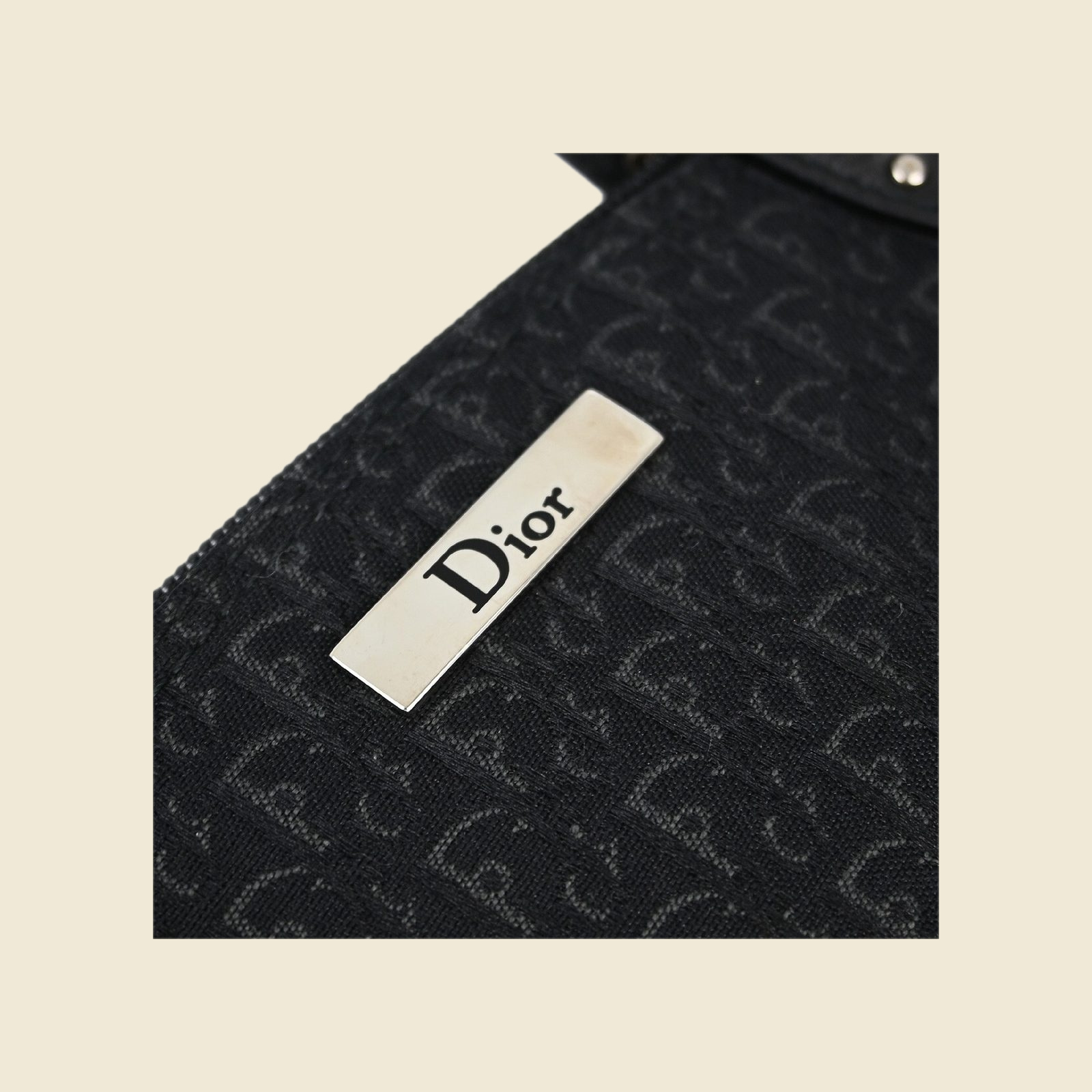 Borsa a mano Christian Dior in tela monogram nera e pelle, doppi manici con borchie argentate, vista frontale su fondo bianco — vista 3