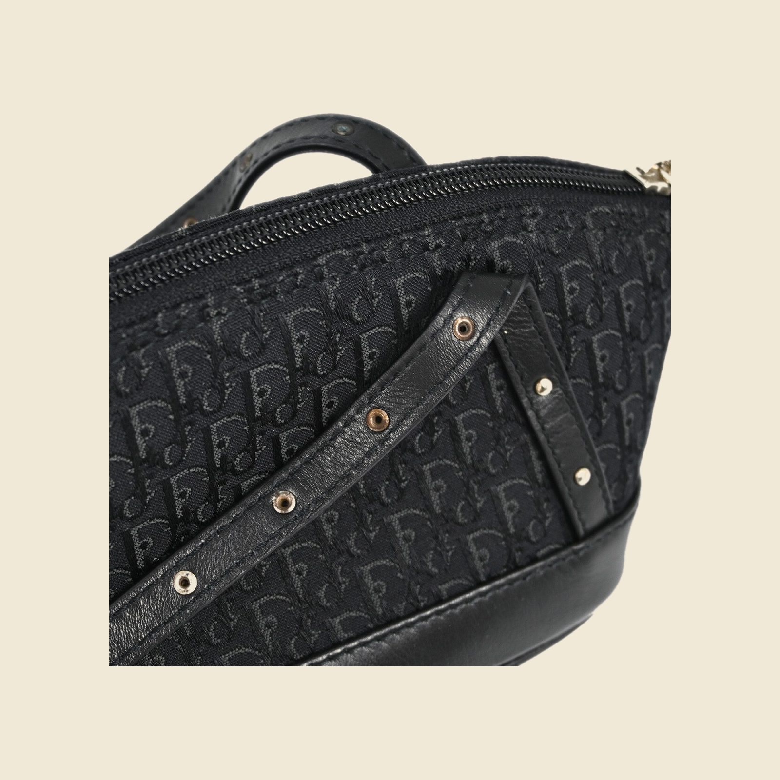 Borsa a mano Christian Dior in tela monogram nera e pelle, doppi manici con borchie argentate, vista frontale su fondo bianco — vista 4