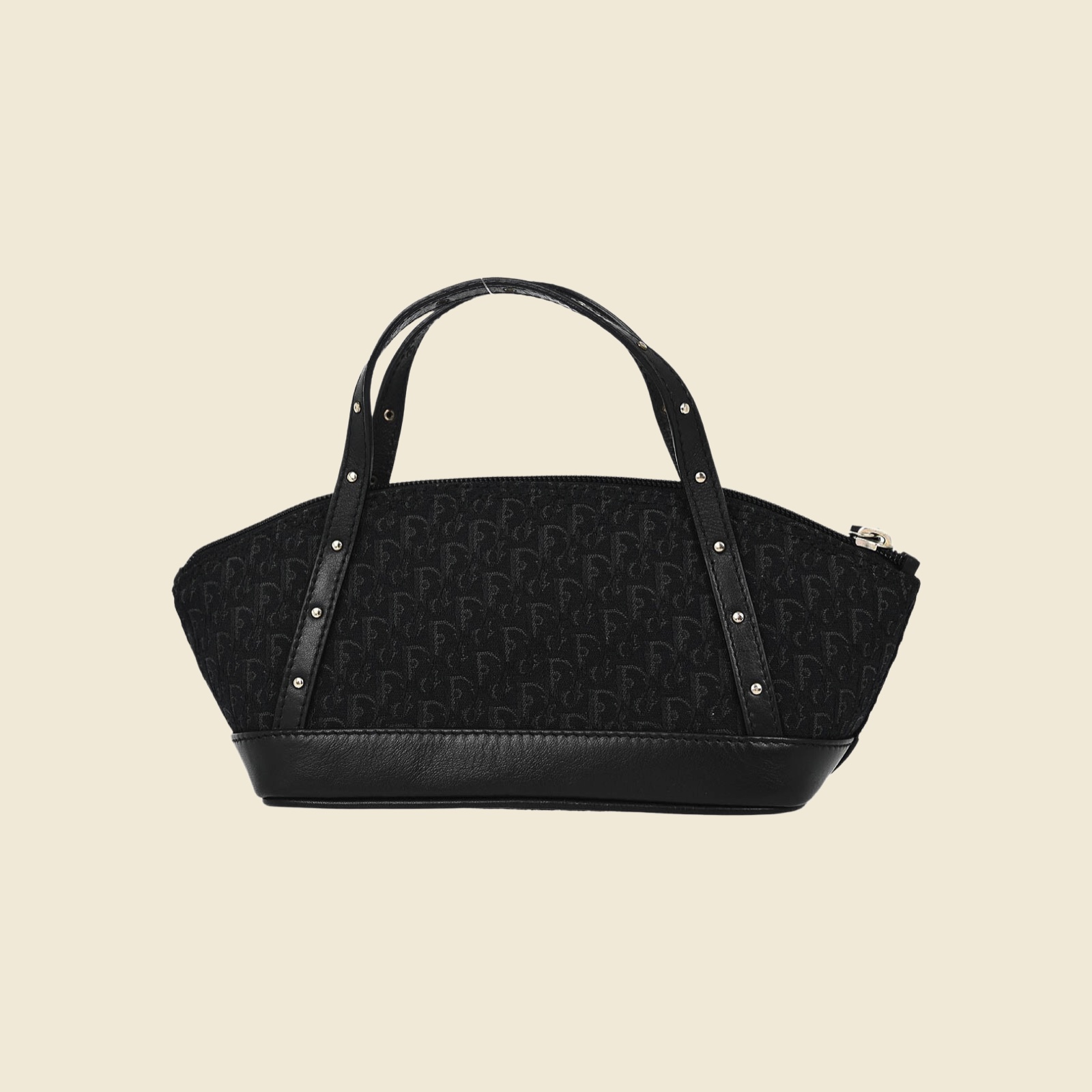 Borsa a mano Christian Dior in tela monogramma nera e pelle, doppi manici con borchie argentate, vista frontale su fondo bianco — vista 2