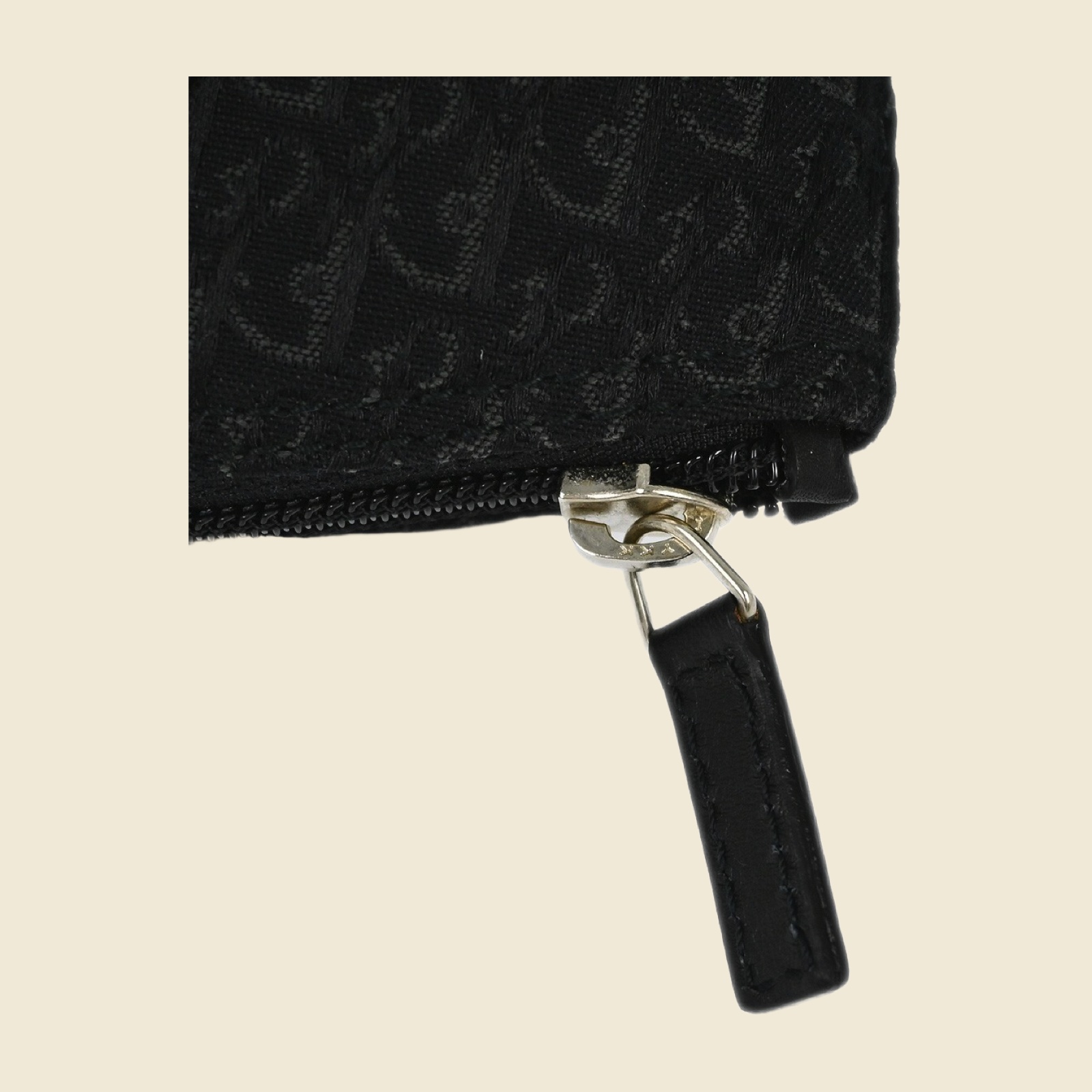 Borsa a mano Christian Dior in tela monogramma nera e pelle, doppi manici con borchie argentate, vista frontale su fondo bianco — vista 3