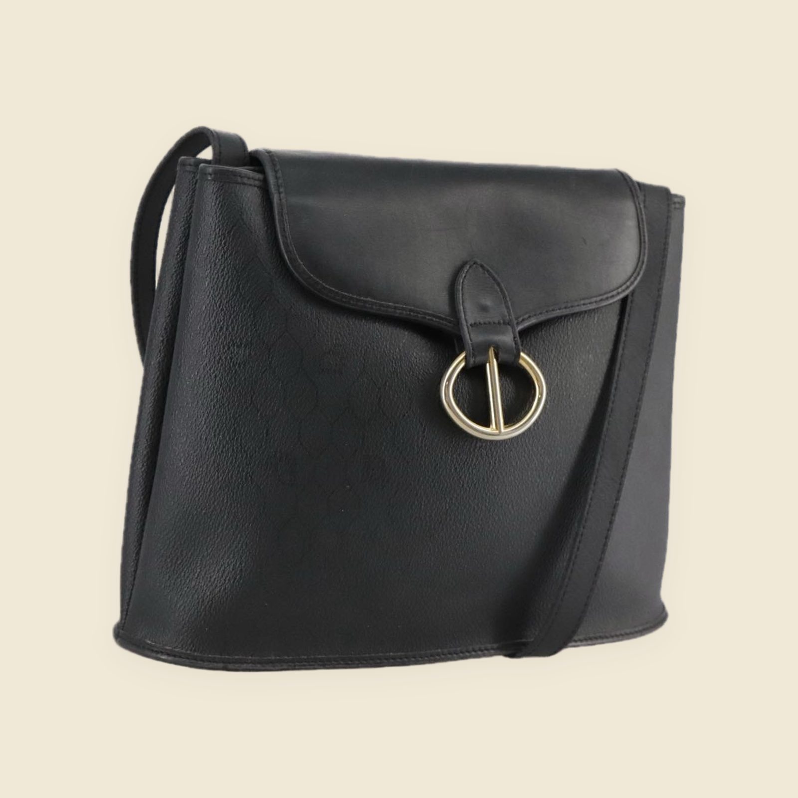 Borsa a tracolla Christian Dior in pelle nera con anello dorato sulla patta, vista di tre quarti su fondo neutro