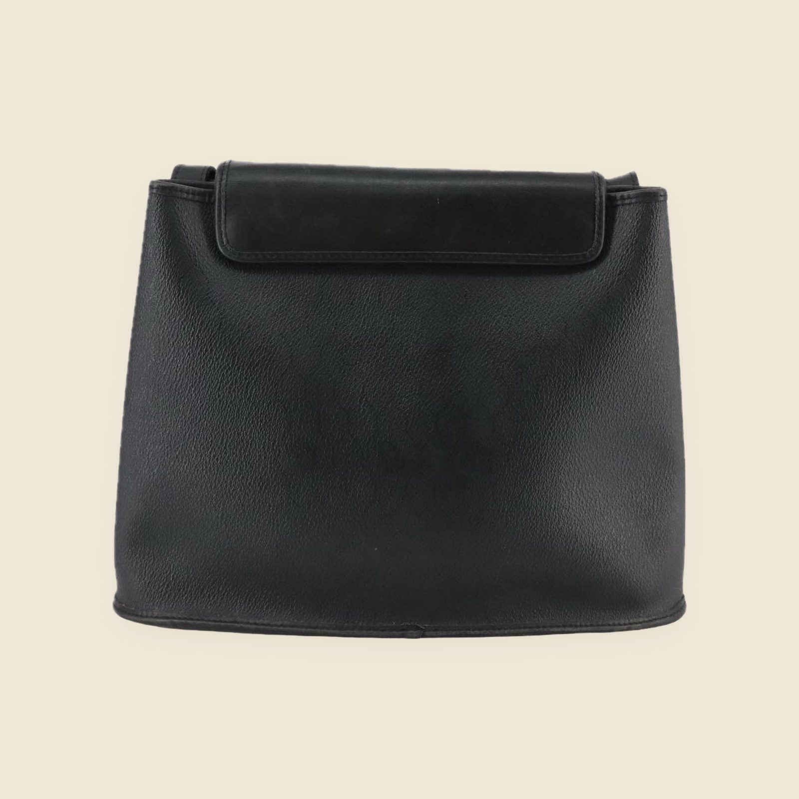 Borsa a tracolla Christian Dior in pelle nera con anello dorato sulla patta, vista di tre quarti su fondo neutro — vista 2
