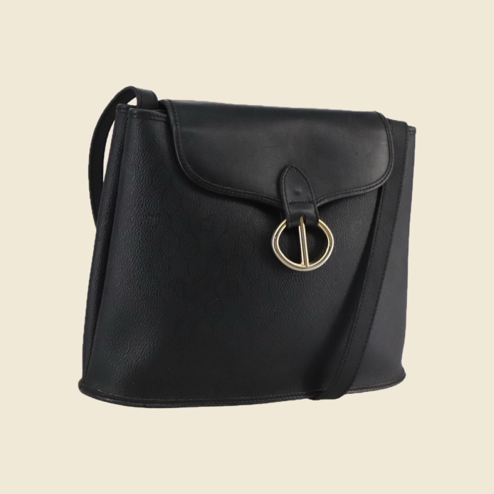 Borsa a tracolla Christian Dior in pelle nera con anello dorato sulla patta, vista di tre quarti su fondo neutro