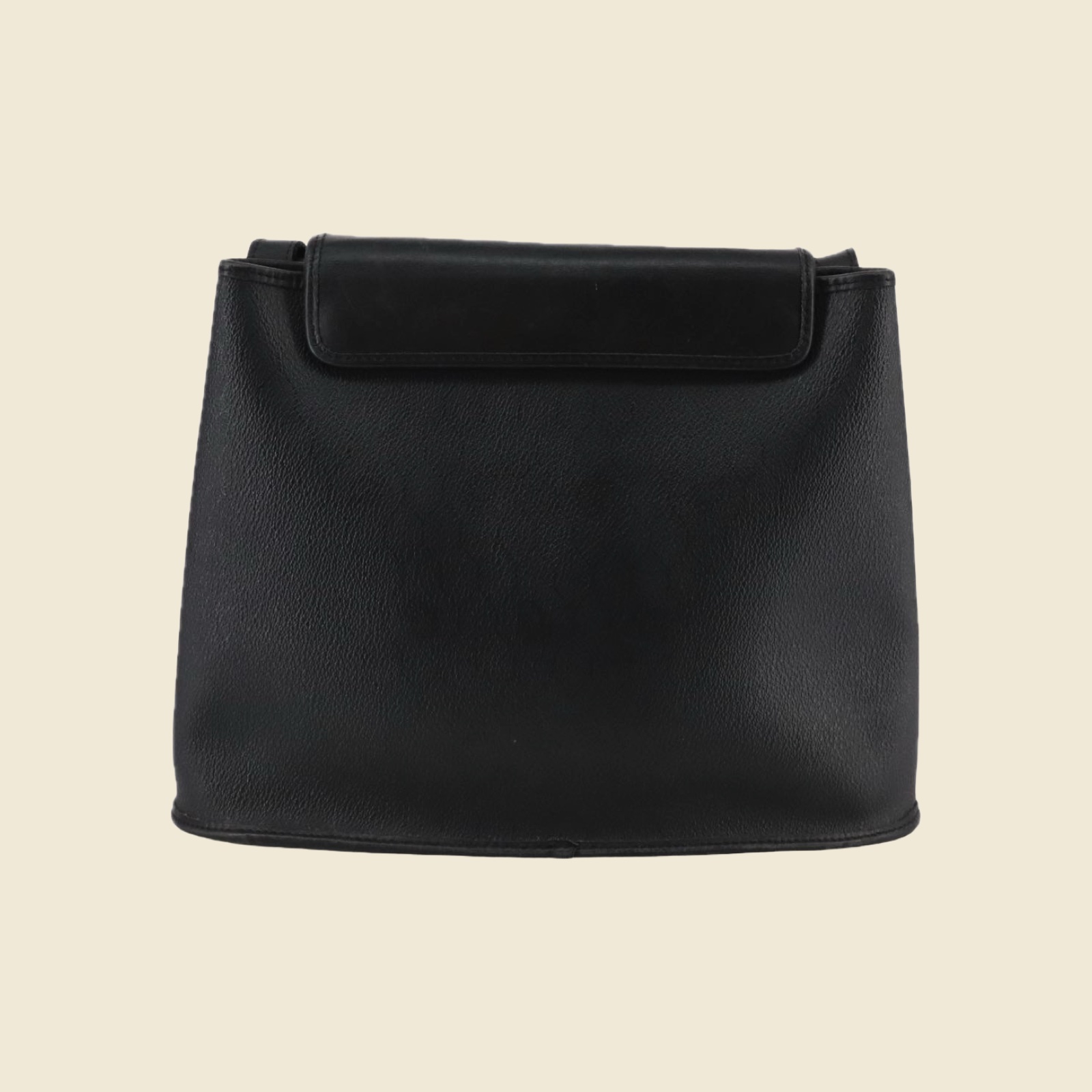 Borsa a tracolla Christian Dior in pelle nera con anello dorato sulla patta, vista di tre quarti su fondo neutro — vista 2