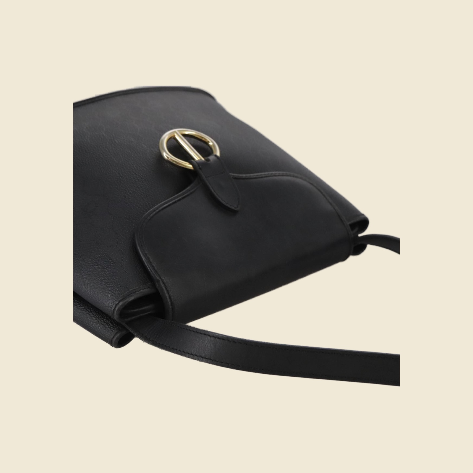 Borsa a tracolla Christian Dior in pelle nera con anello dorato sulla patta, vista di tre quarti su fondo neutro — vista 4