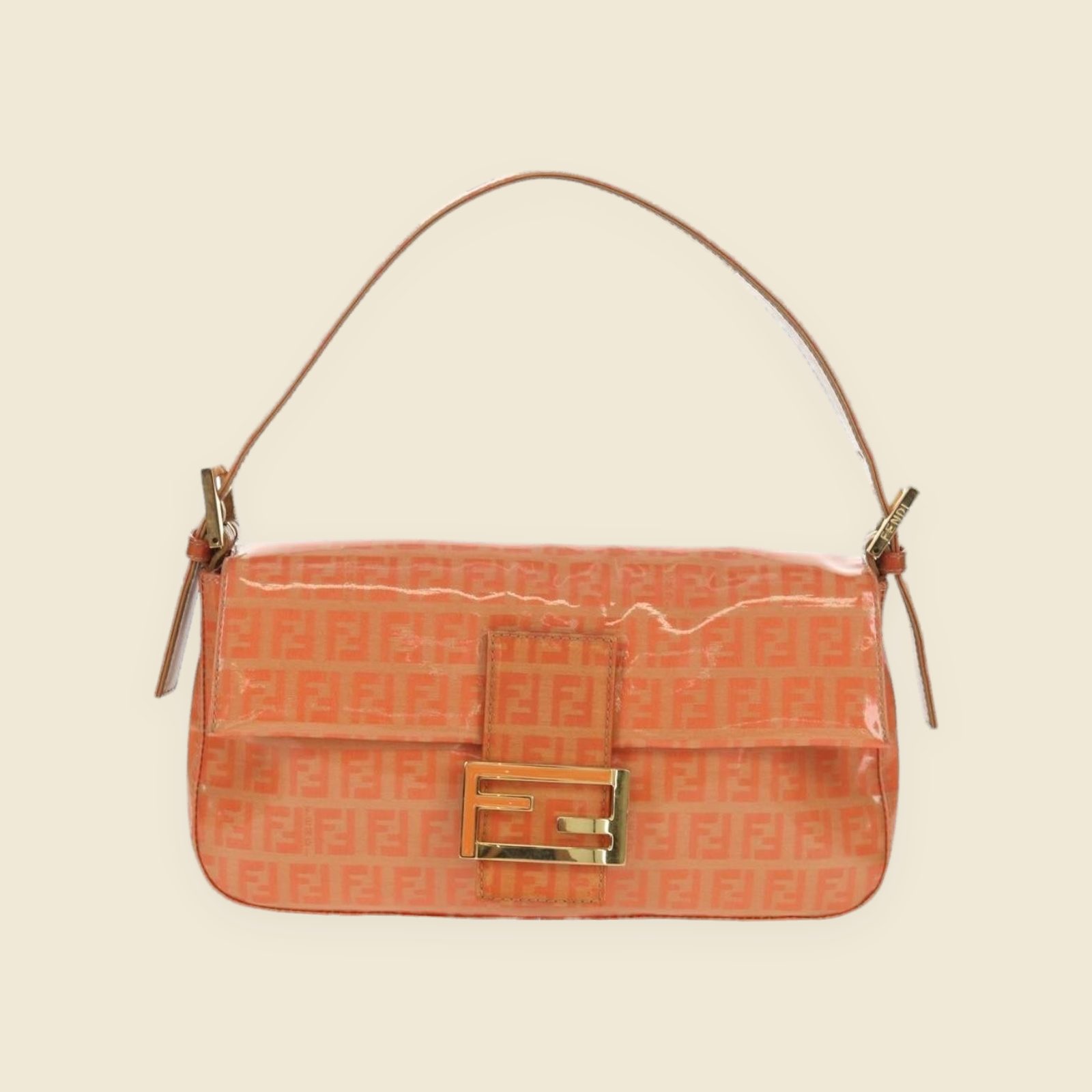 Borsa a spalla Fendi in tela rivestita arancione corallo con monogramma FF e fibbia dorata, vista frontale