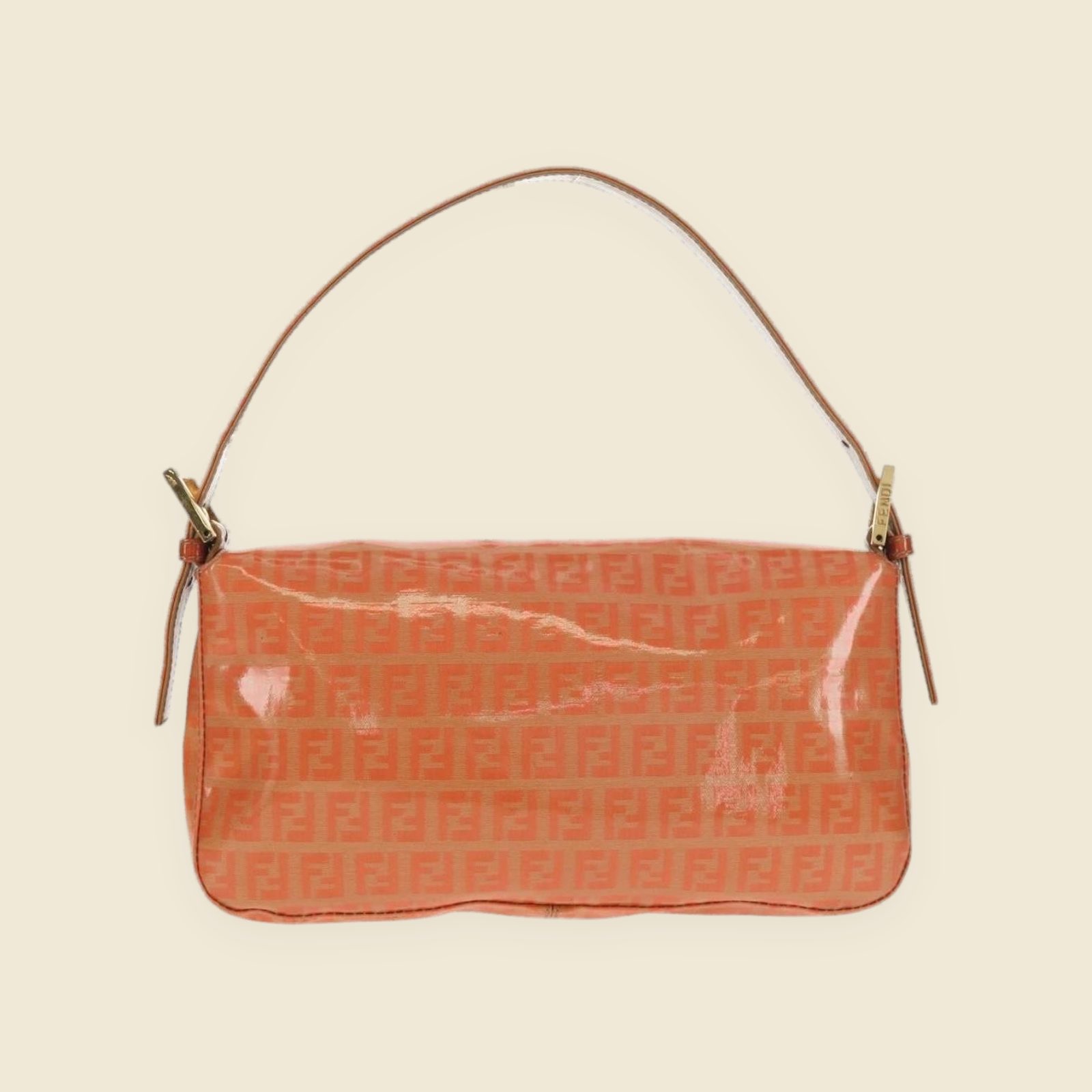 Borsa a spalla Fendi in tela rivestita arancione corallo con monogramma FF e fibbia dorata, vista frontale — vista 2