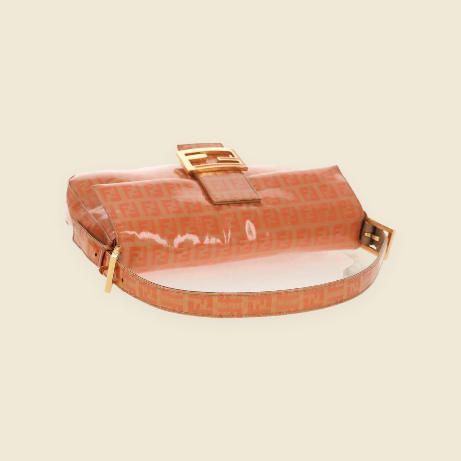 Borsa a spalla Fendi in tela rivestita arancione corallo con monogramma FF e fibbia dorata, vista frontale — vista 3