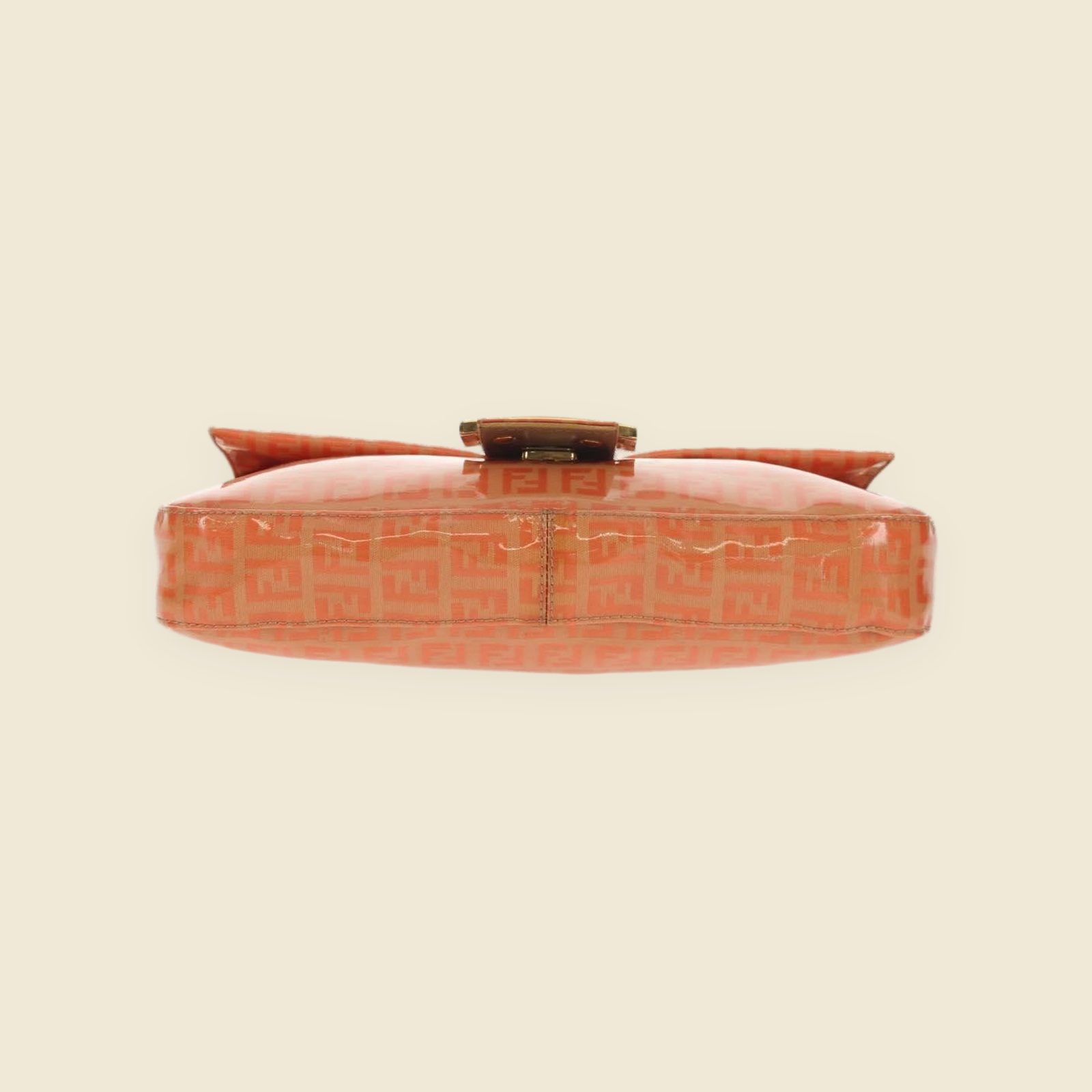 Borsa a spalla Fendi in tela rivestita arancione corallo con monogramma FF e fibbia dorata, vista frontale — vista 4