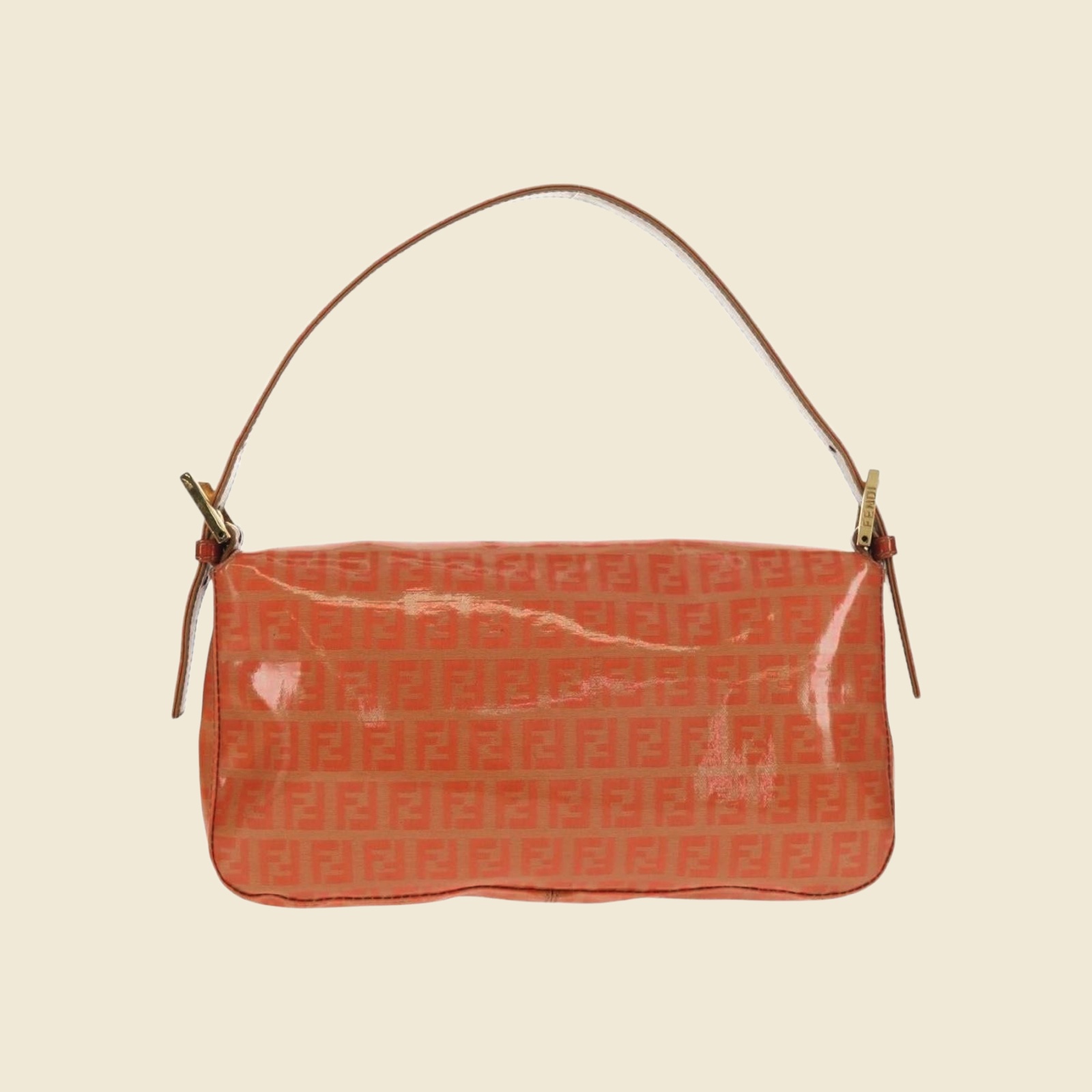 Borsa a spalla Fendi in tela rivestita arancione corallo con monogramma FF e fibbia dorata, vista frontale — vista 2