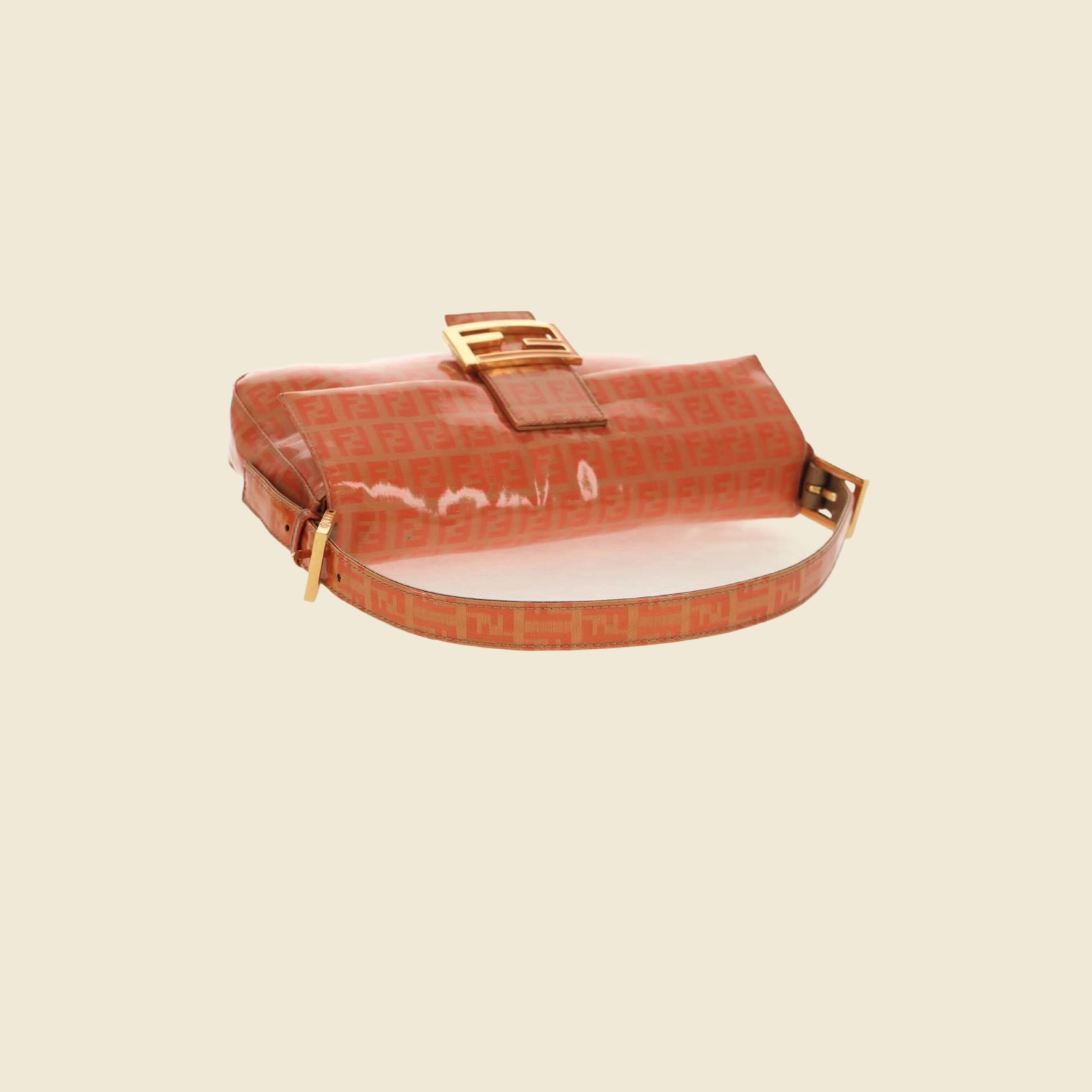Borsa a spalla Fendi in tela rivestita arancione corallo con monogramma FF e fibbia dorata, vista frontale — vista 3