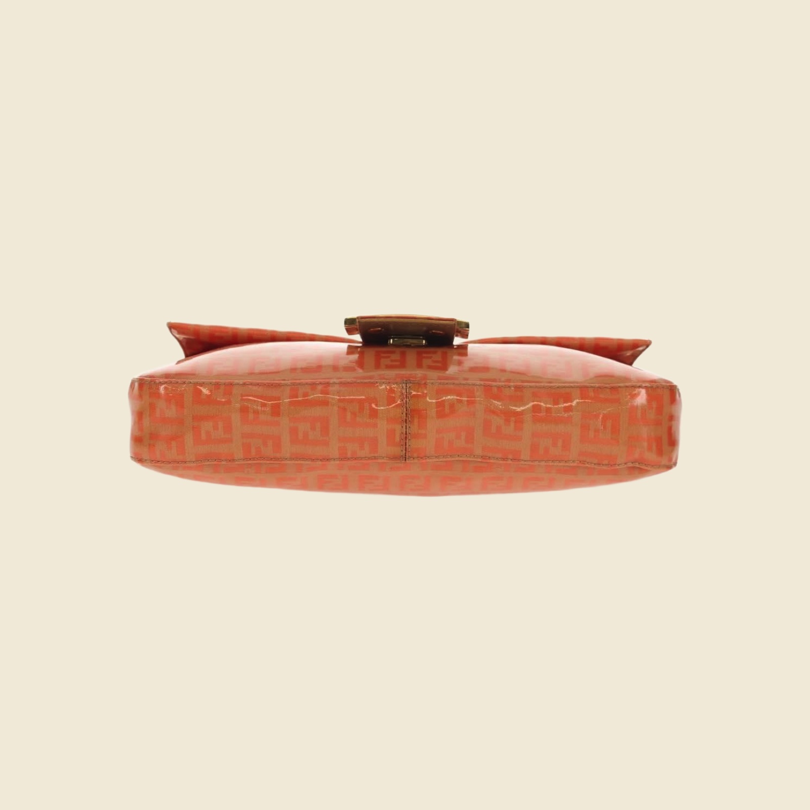 Borsa a spalla Fendi in tela rivestita arancione corallo con monogramma FF e fibbia dorata, vista frontale — vista 4