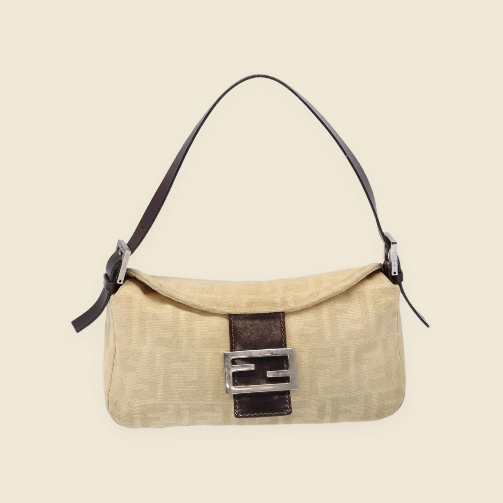Borsa a spalla Fendi in tela beige monogrammata con profili in pelle marrone e fibbia FF argentata, vista frontale