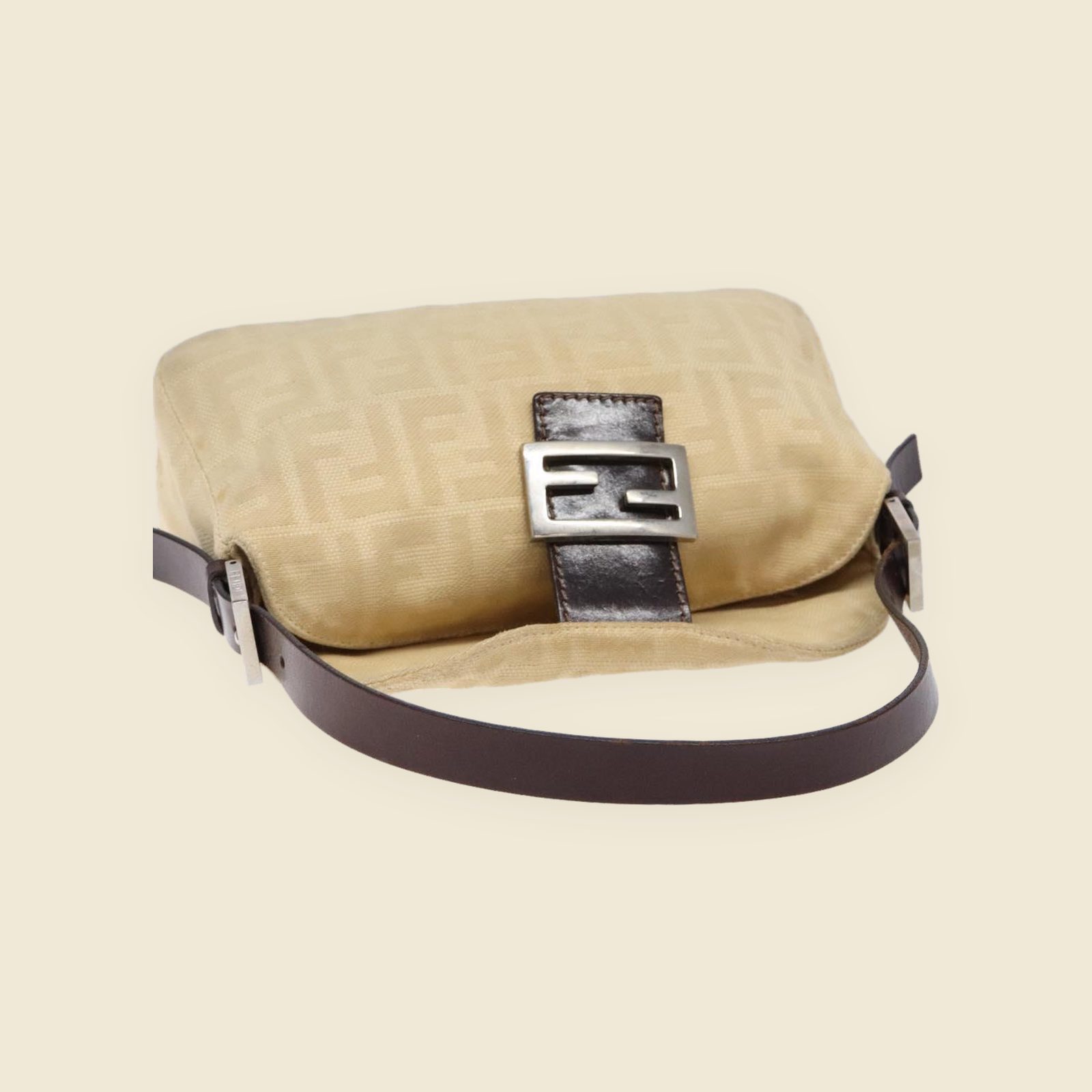 Borsa a spalla Fendi in tela beige monogrammata con profili in pelle marrone e fibbia FF argentata, vista frontale — vista 3
