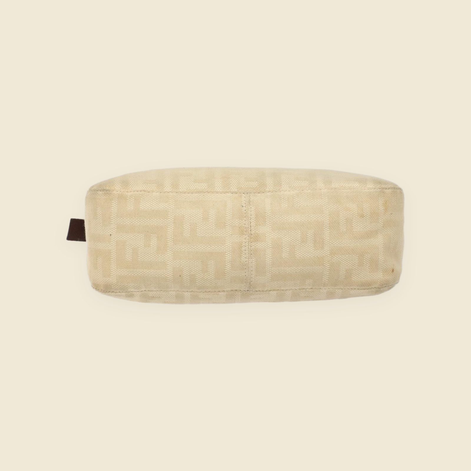 Borsa a spalla Fendi in tela beige monogrammata con profili in pelle marrone e fibbia FF argentata, vista frontale — vista 4