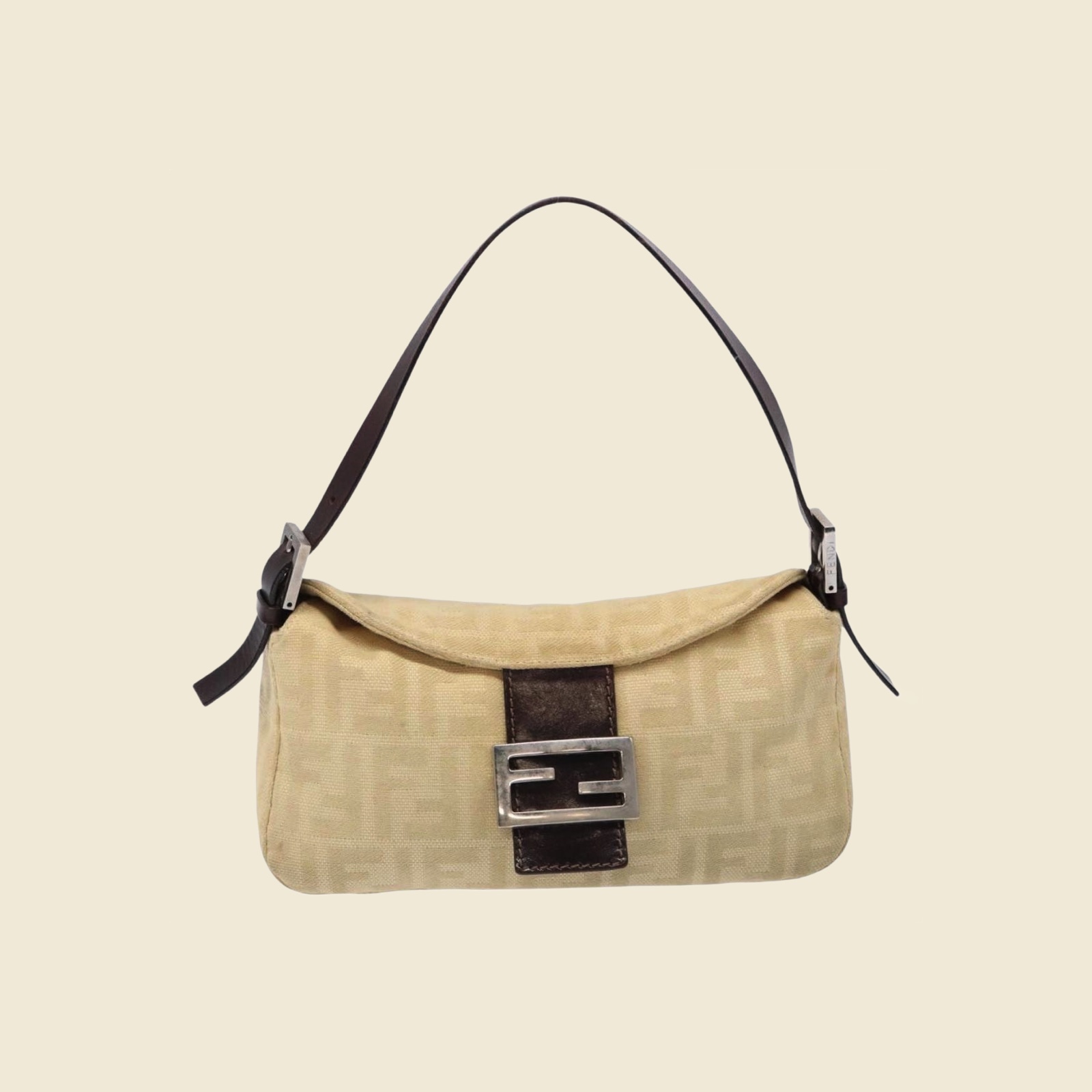 Borsa a spalla Fendi in tela beige monogrammata con profili in pelle marrone e fibbia FF argentata, vista frontale