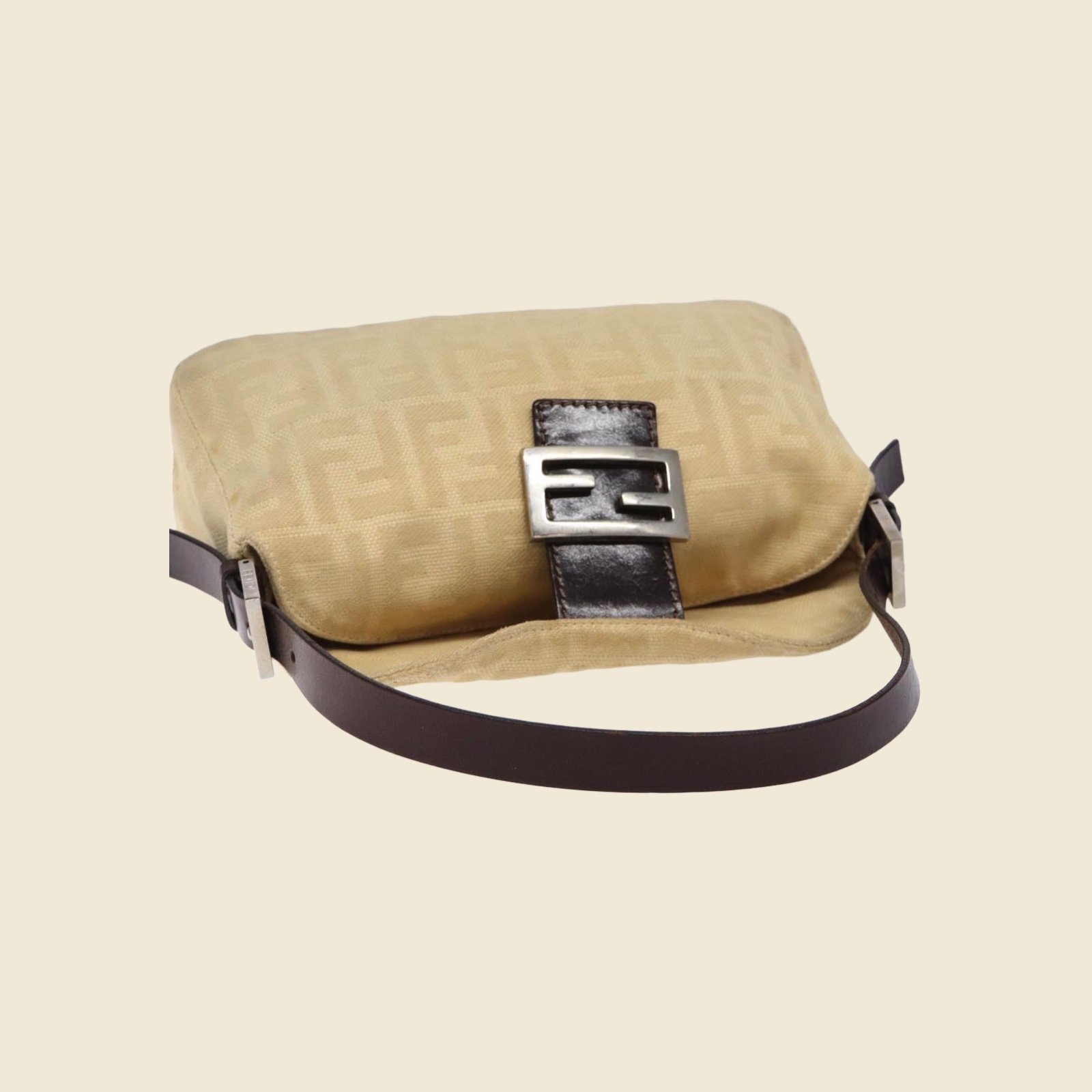Borsa a spalla Fendi in tela beige monogrammata con profili in pelle marrone e fibbia FF argentata, vista frontale — vista 2