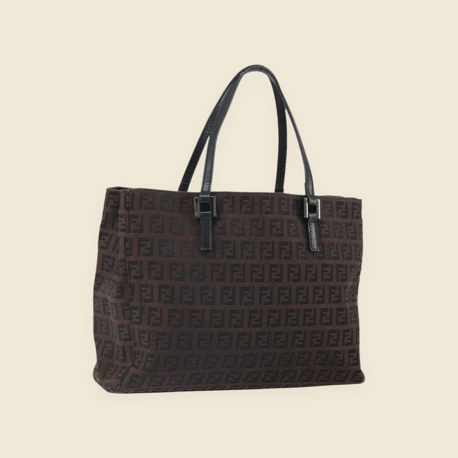 Borsa shopper Fendi in tela jacquard marrone con monogramma FF, doppi manici neri e ferramenta argentata, vista di tre quarti