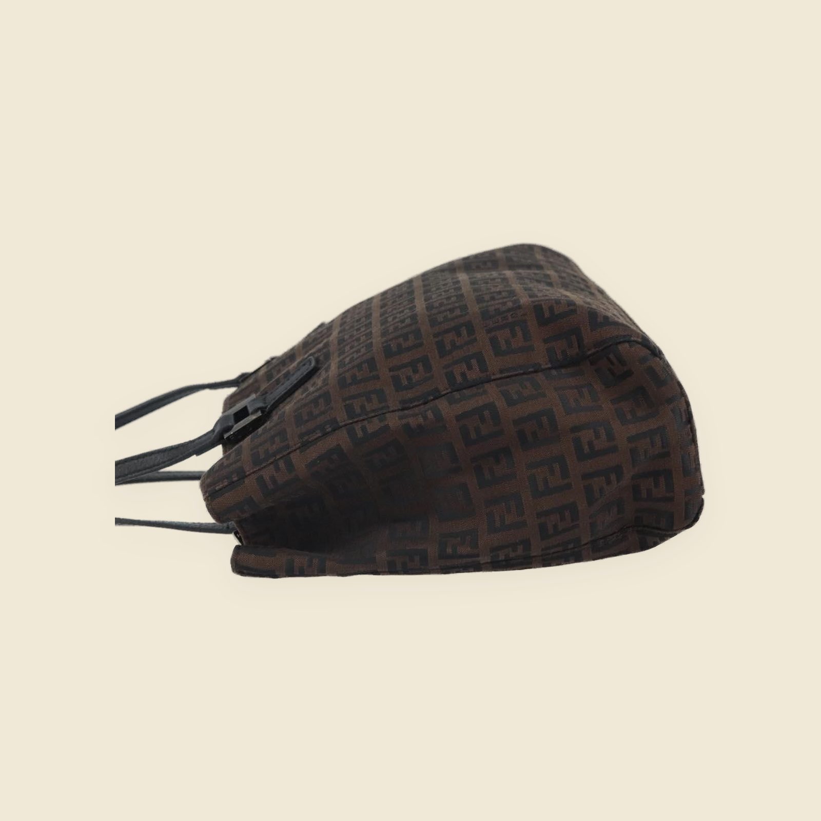 Borsa shopper Fendi in tela jacquard marrone con monogramma FF, doppi manici neri e ferramenta argentata, vista di tre quarti — vista 2