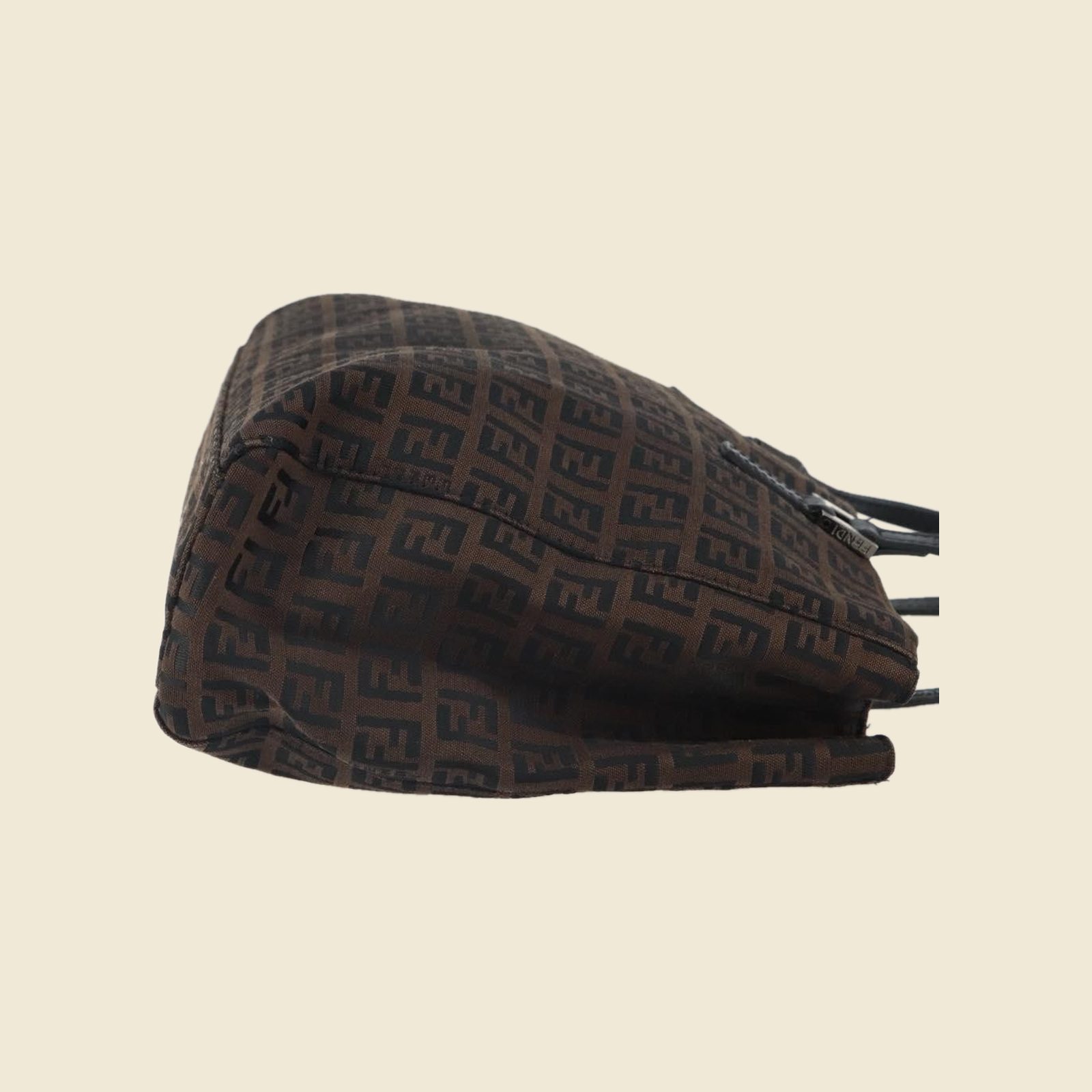 Borsa shopper Fendi in tela jacquard marrone con monogramma FF, doppi manici neri e ferramenta argentata, vista di tre quarti — vista 3