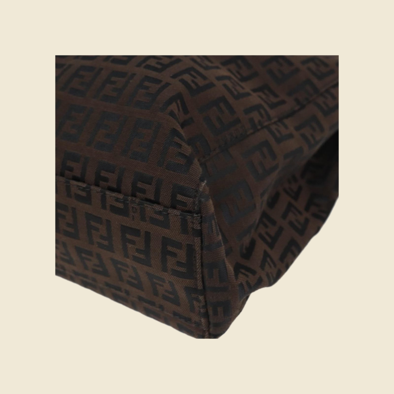 Borsa shopper Fendi in tela jacquard marrone con monogramma FF, doppi manici neri e ferramenta argentata, vista di tre quarti — vista 4