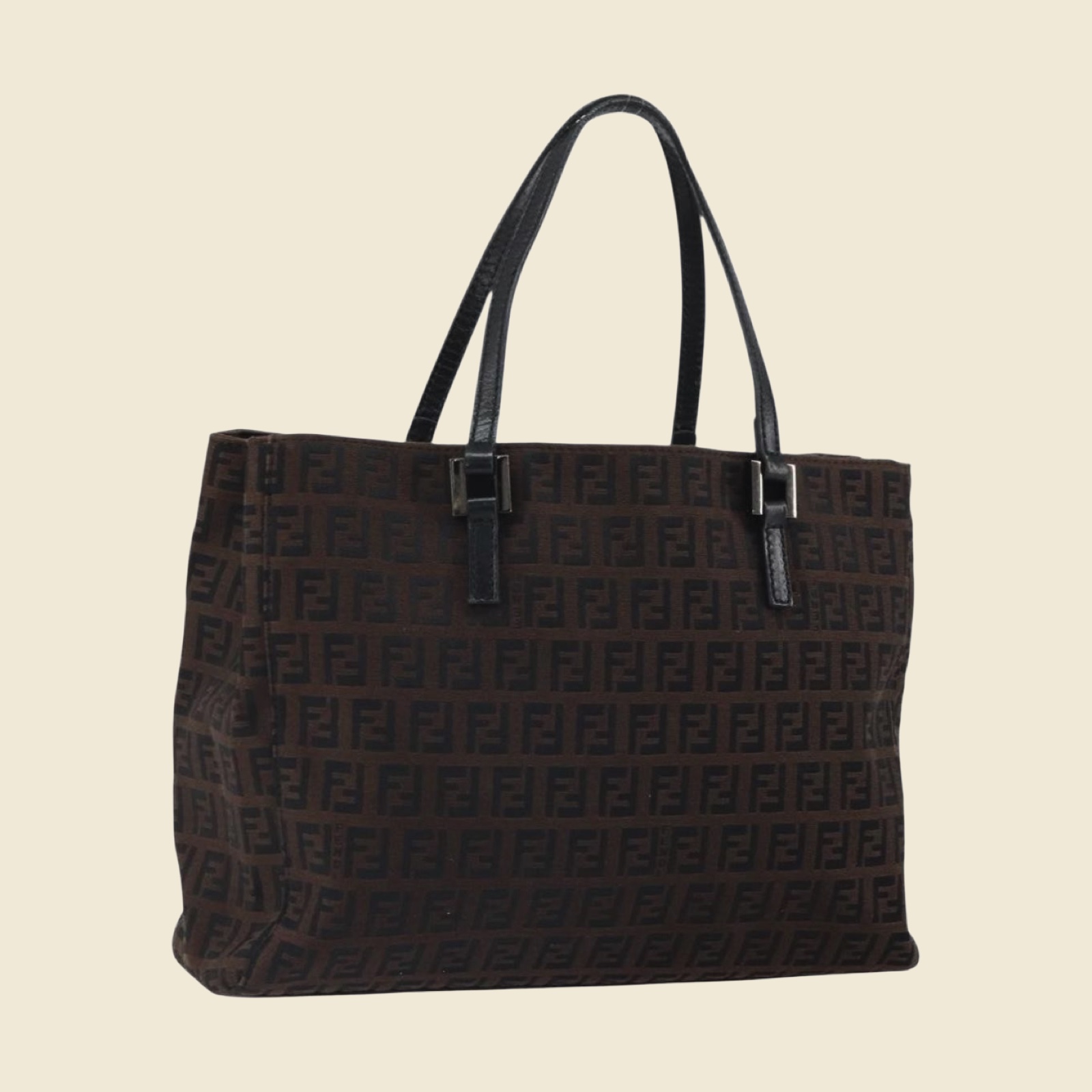 Borsa shopper Fendi in tela jacquard marrone con monogramma FF, doppi manici neri e ferramenta argentata, vista di tre quarti