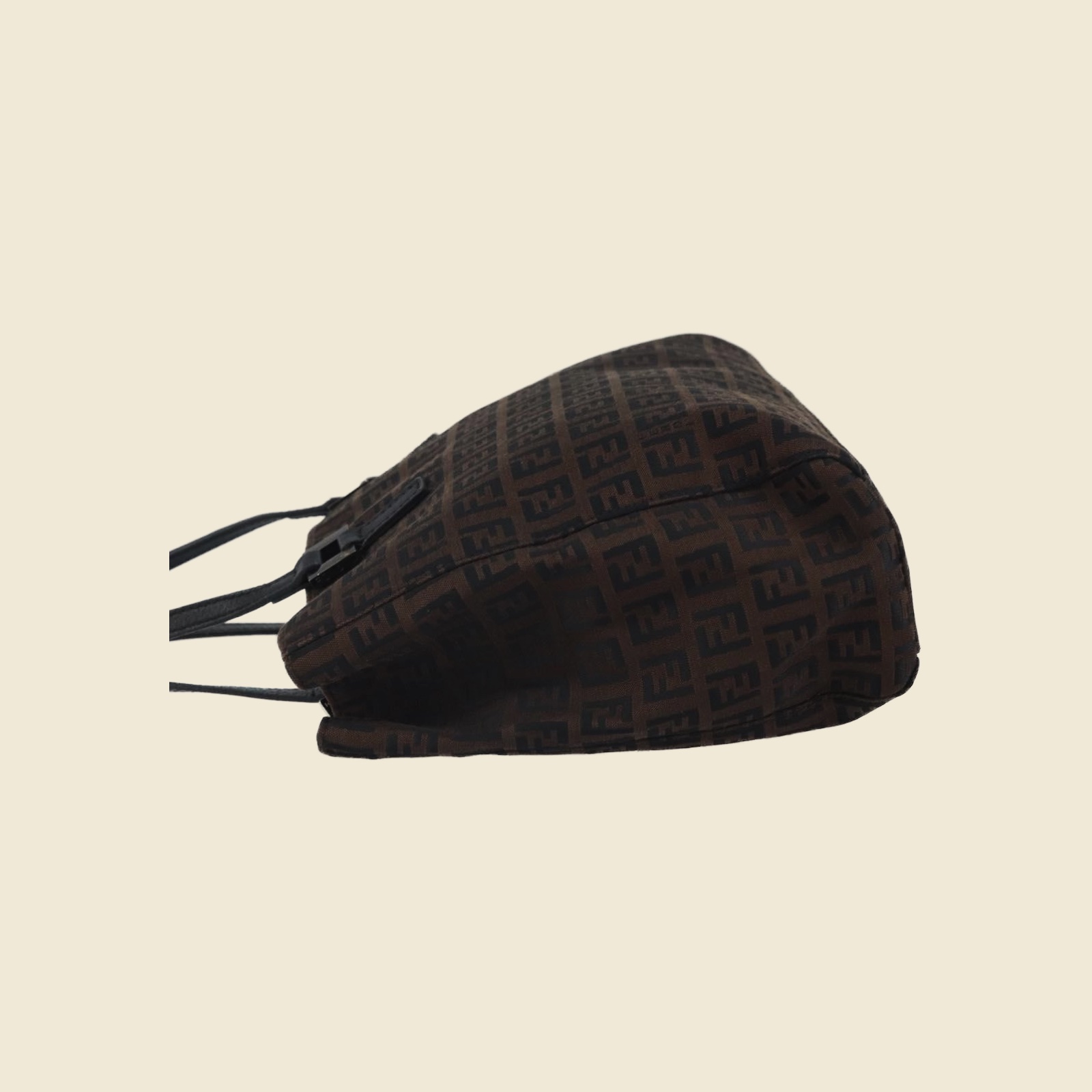 Borsa shopper Fendi in tela jacquard marrone con monogramma FF, doppi manici neri e ferramenta argentata, vista di tre quarti — vista 2