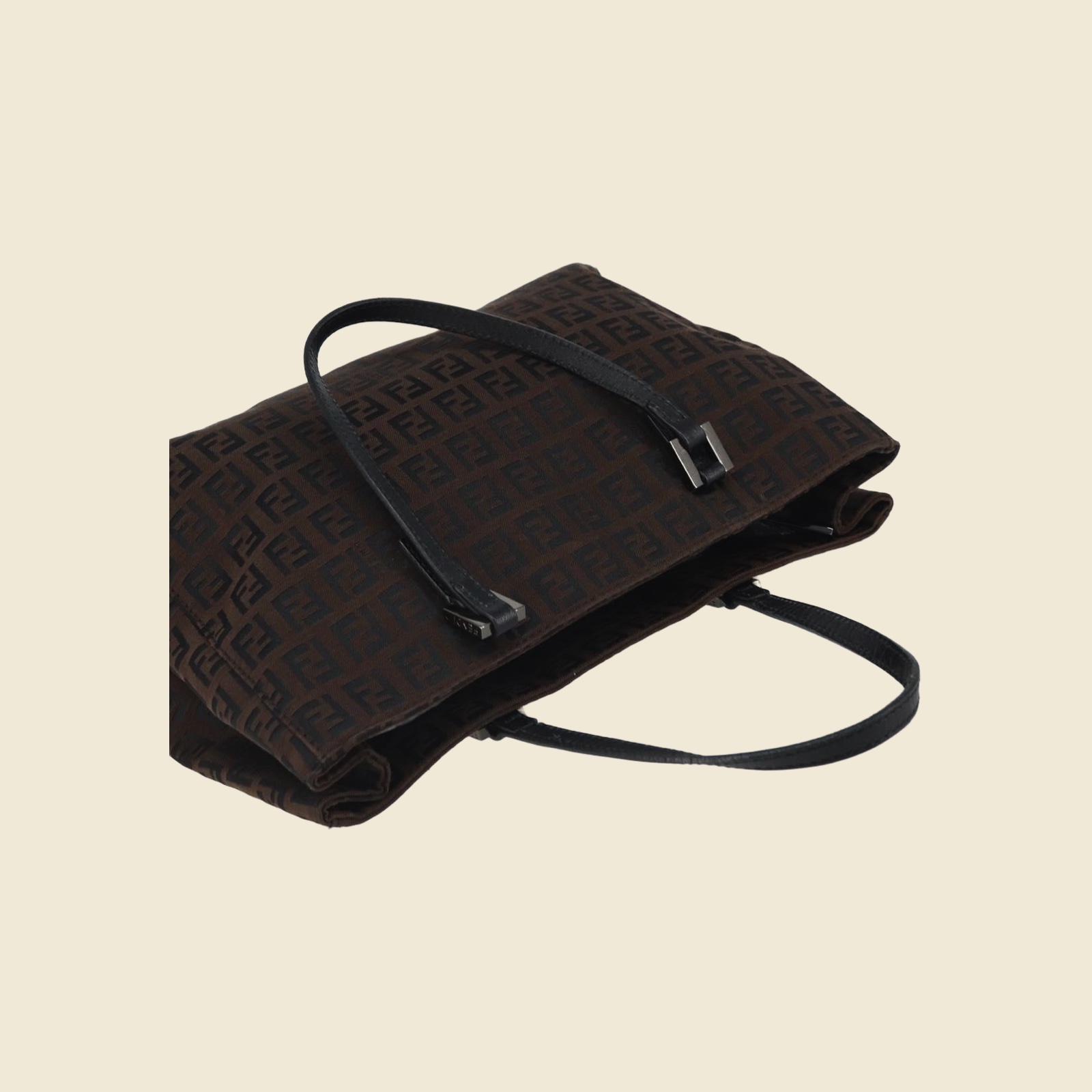 Borsa shopper Fendi in tela jacquard marrone con monogramma FF, doppi manici neri e ferramenta argentata, vista di tre quarti — vista 4