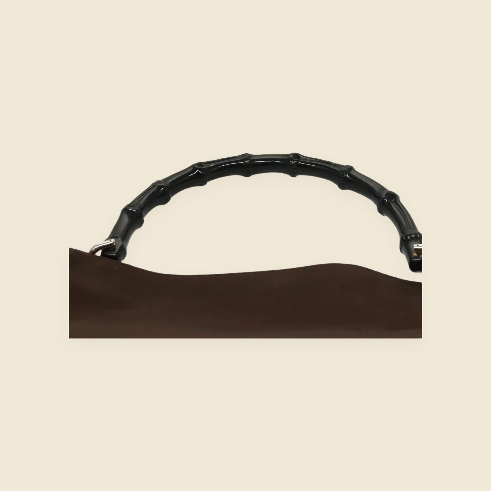 Borsa a mano Gucci in nylon marrone con manico in bambù nero e ferramenta argentata, vista frontale su fondo neutro — vista 2