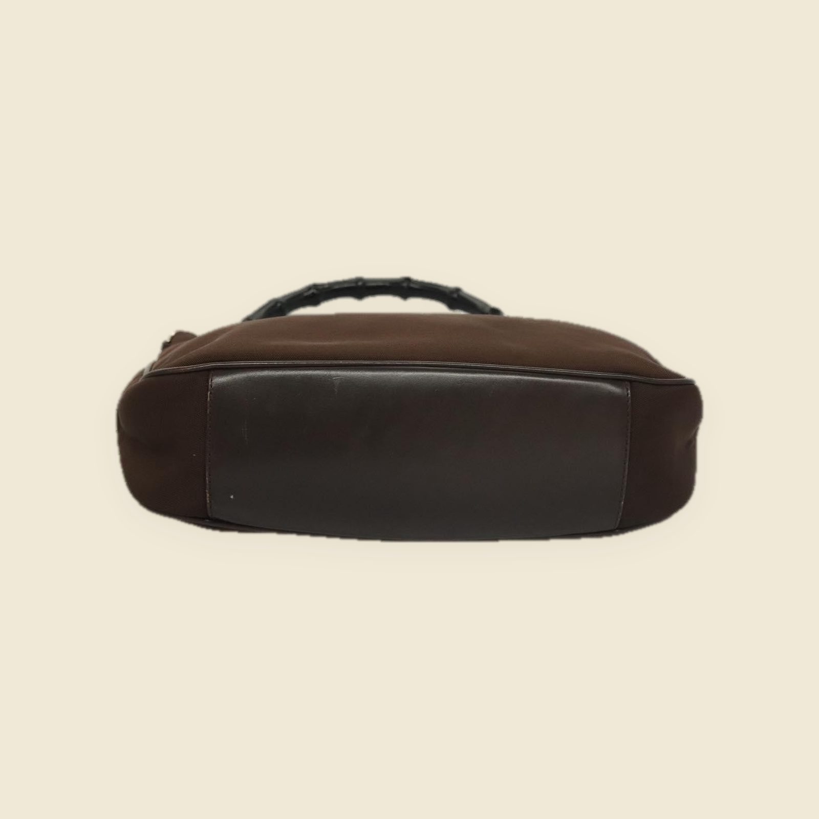 Borsa a mano Gucci in nylon marrone con manico in bambù nero e ferramenta argentata, vista frontale su fondo neutro — vista 3