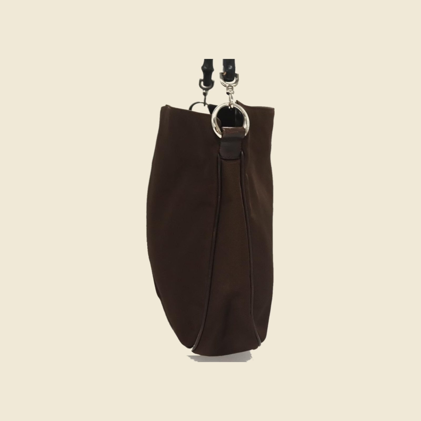 Borsa a mano Gucci in nylon marrone con manico in bambù nero e ferramenta argentata, vista frontale su fondo neutro — vista 4