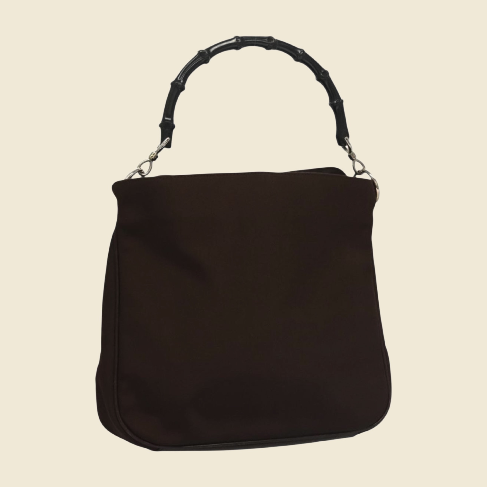 Borsa a mano Gucci in nylon marrone con manico in bambù nero e ferramenta argentata, vista frontale su fondo neutro