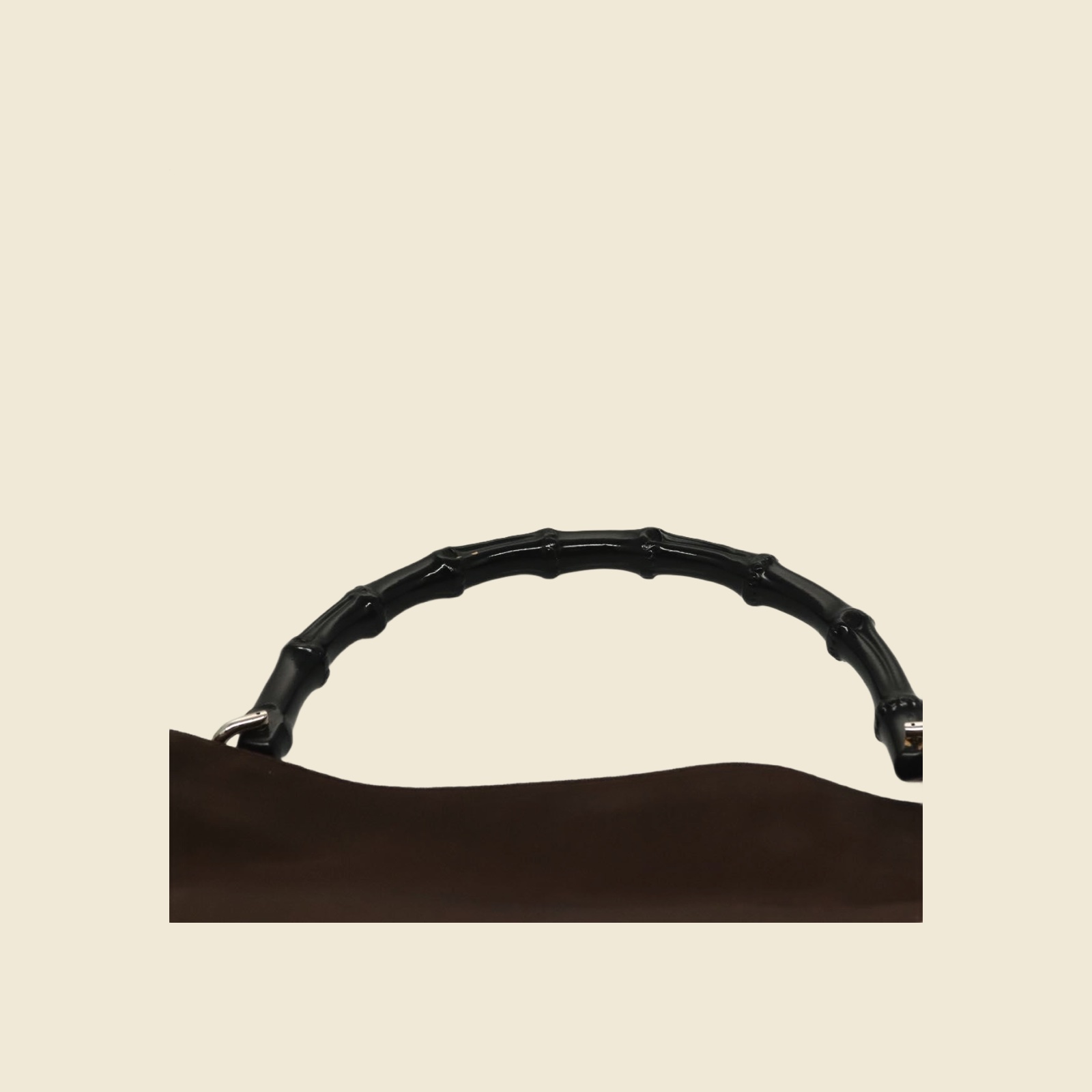 Borsa a mano Gucci in nylon marrone con manico in bambù nero e ferramenta argentata, vista frontale su fondo neutro — vista 2