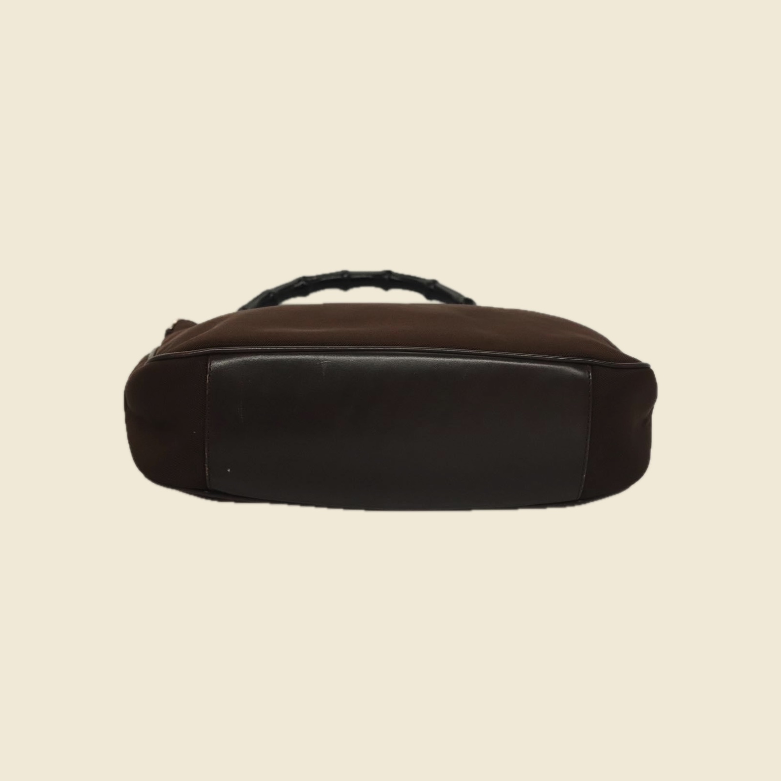Borsa a mano Gucci in nylon marrone con manico in bambù nero e ferramenta argentata, vista frontale su fondo neutro — vista 3