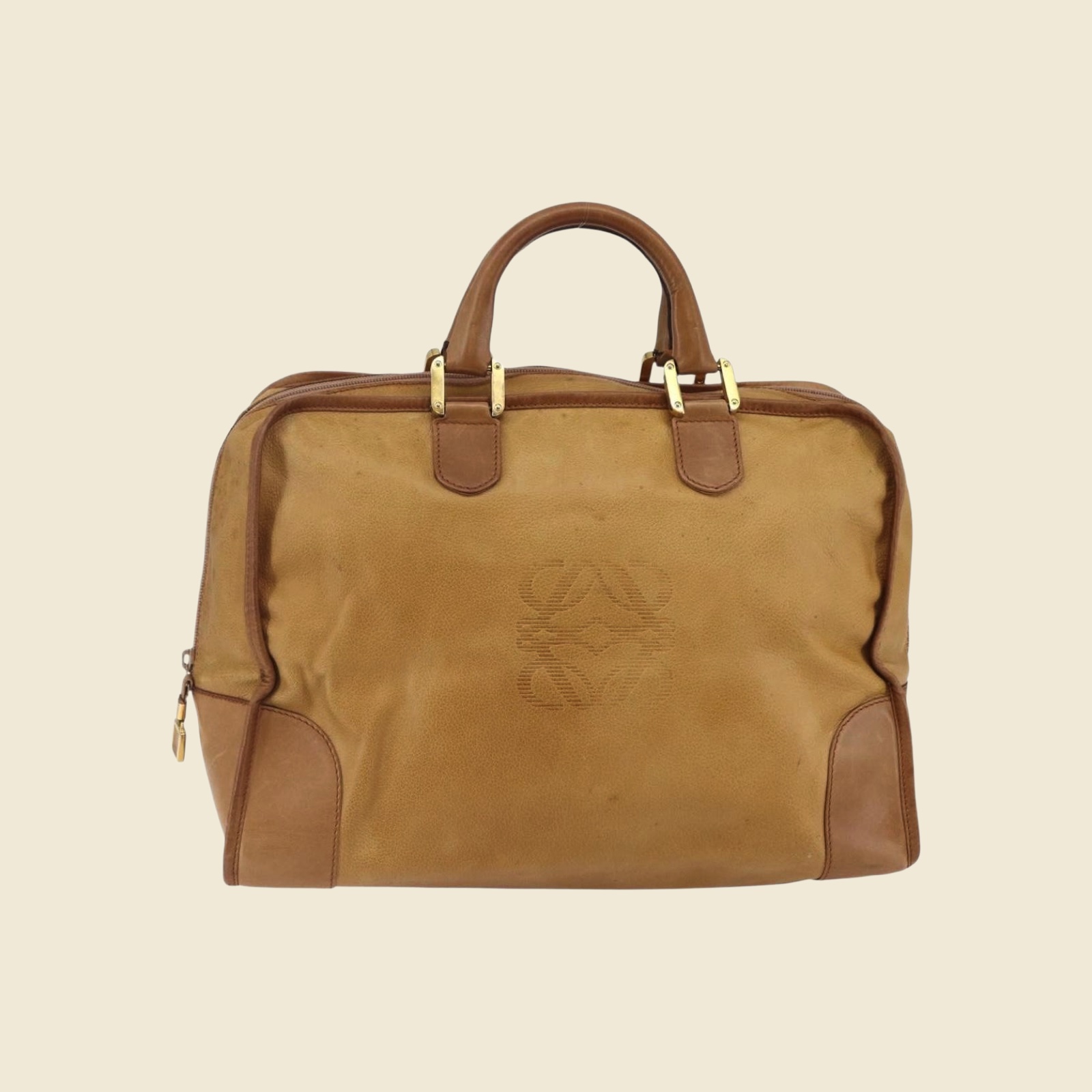 Borsa a mano Loewe in camoscio color cammello con profili in pelle scura, doppi manici e anagramma impresso, vista frontale