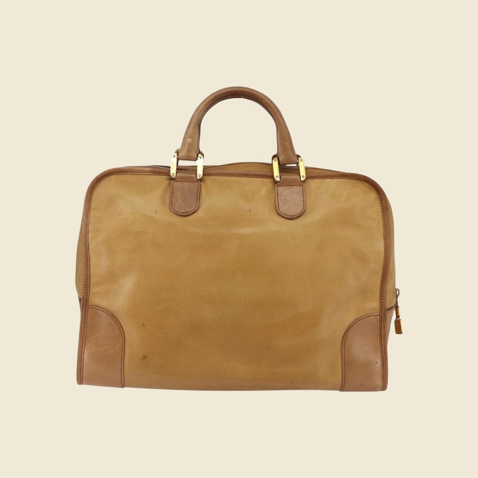 Borsa a mano Loewe in camoscio color cammello con profili in pelle scura, doppi manici e anagramma impresso, vista frontale — vista 2