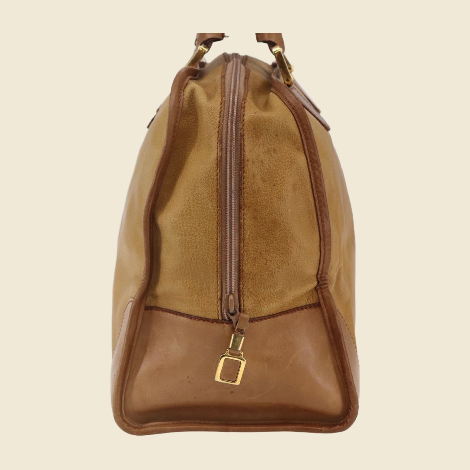 Borsa a mano Loewe in camoscio color cammello con profili in pelle scura, doppi manici e anagramma impresso, vista frontale — vista 3