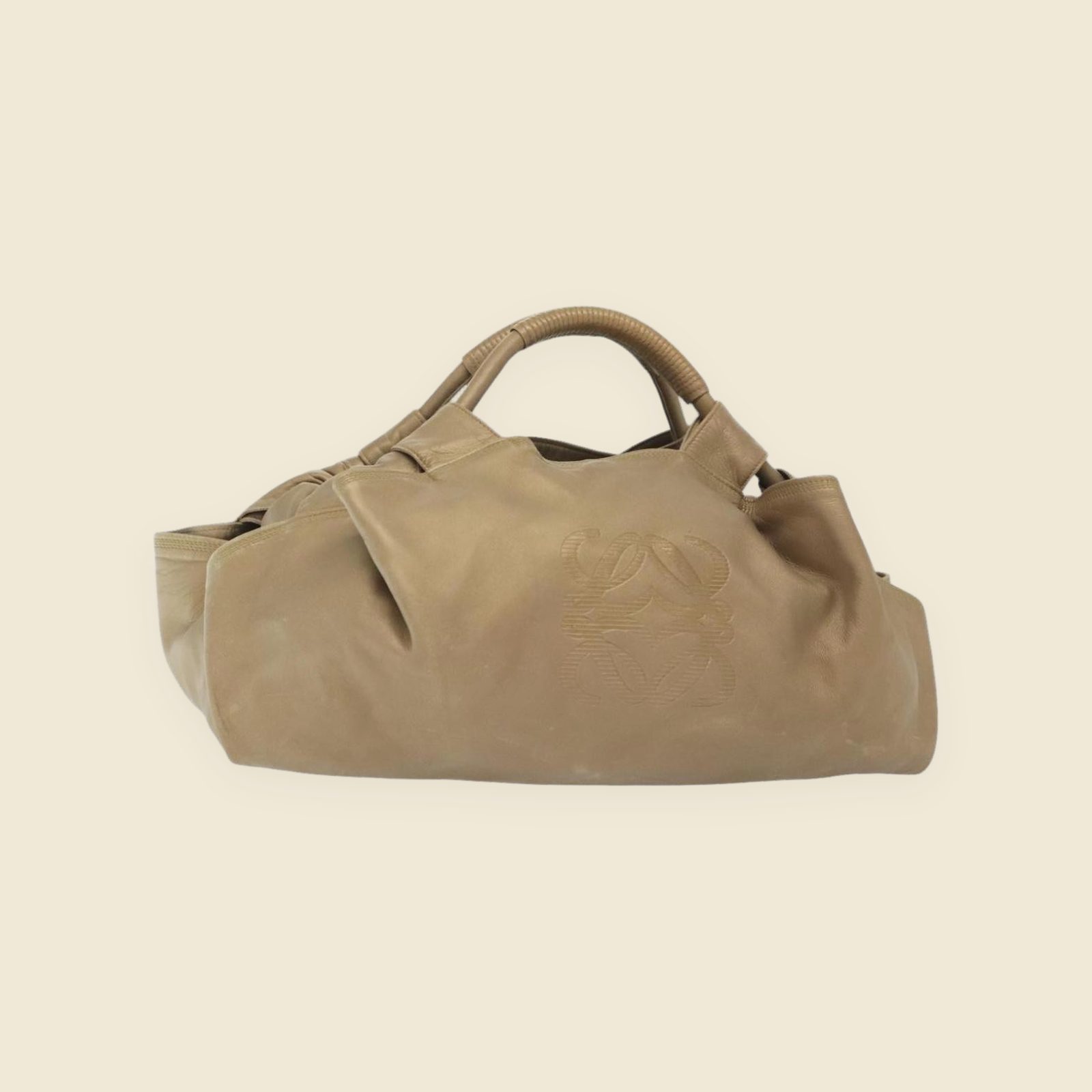 Borsa a mano Loewe in pelle beige con anagramma inciso, manici cuciti e tirazip annodato, vista frontale