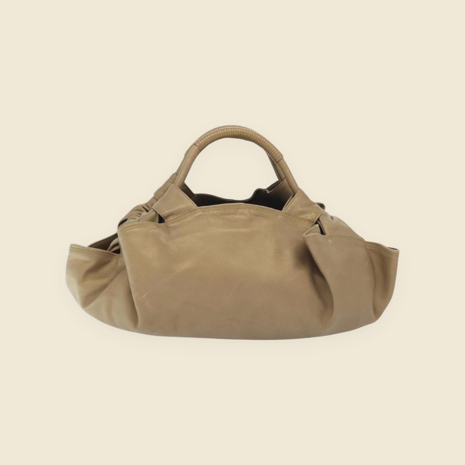 Borsa a mano Loewe in pelle beige con anagramma inciso, manici cuciti e tirazip annodato, vista frontale — vista 2