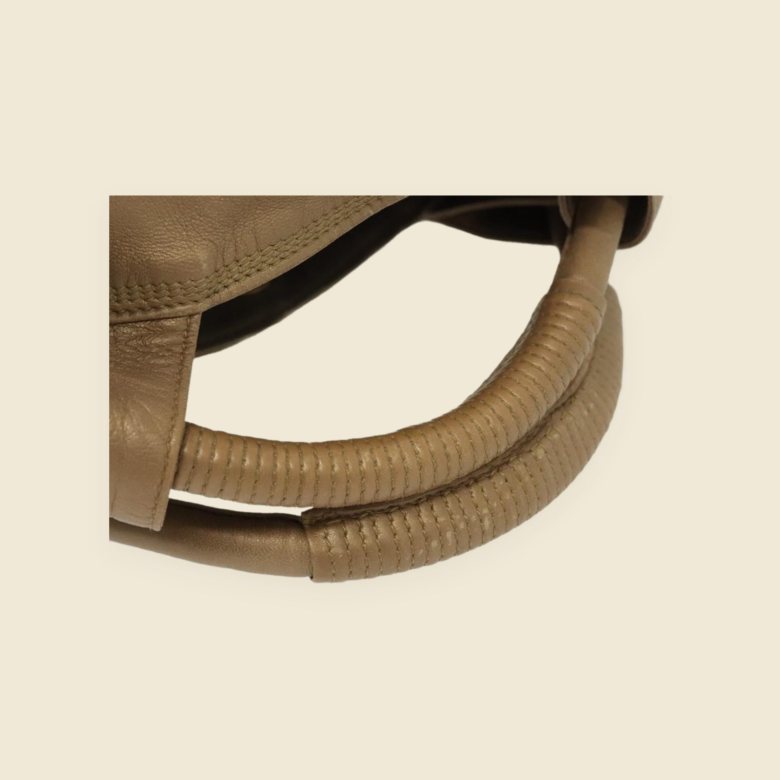 Borsa a mano Loewe in pelle beige con anagramma inciso, manici cuciti e tirazip annodato, vista frontale — vista 3