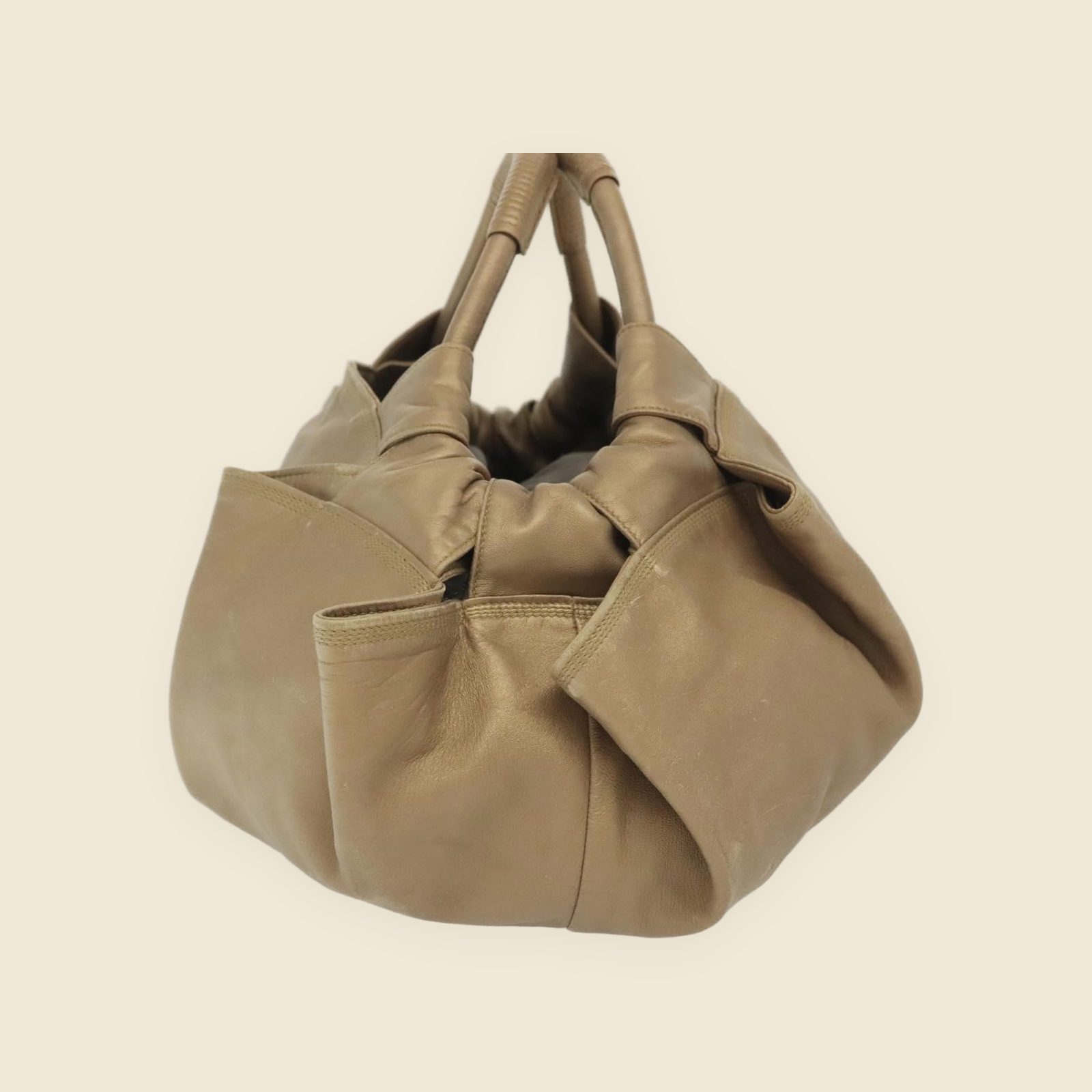 Borsa a mano Loewe in pelle beige con anagramma inciso, manici cuciti e tirazip annodato, vista frontale — vista 4