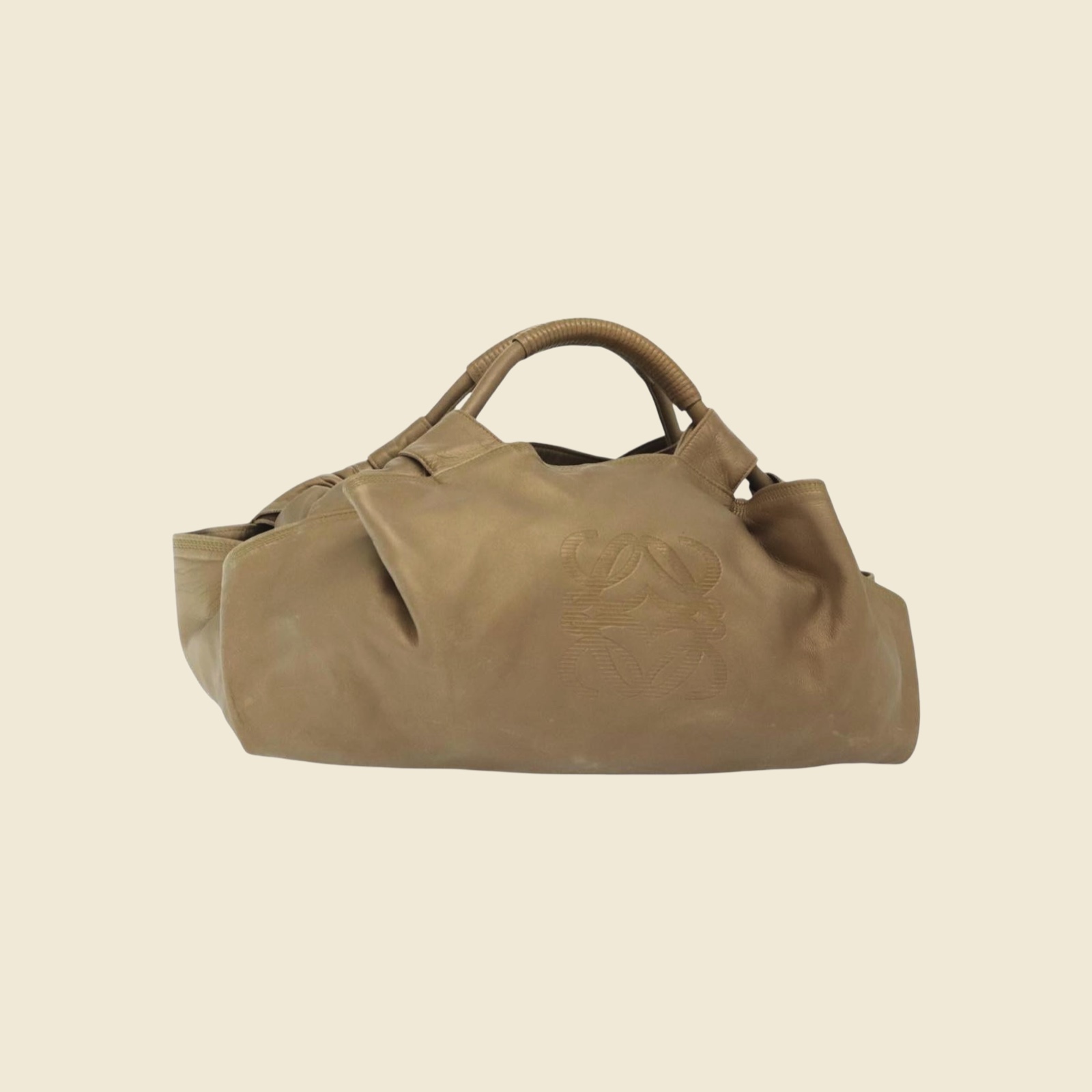 Borsa a mano Loewe in pelle beige con anagramma inciso, manici cuciti e tirazip annodato, vista frontale