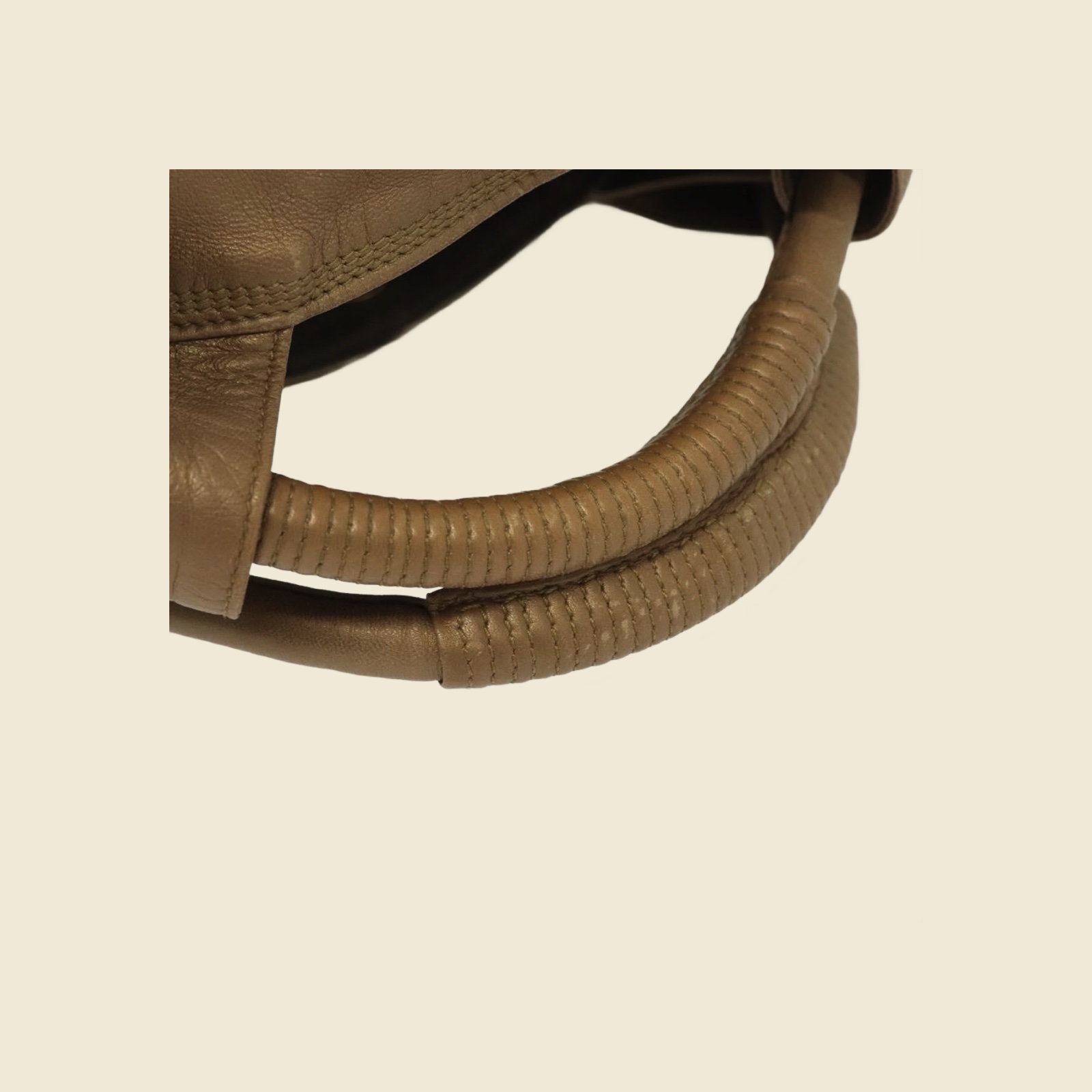 Borsa a mano Loewe in pelle beige con anagramma inciso, manici cuciti e tirazip annodato, vista frontale — vista 3