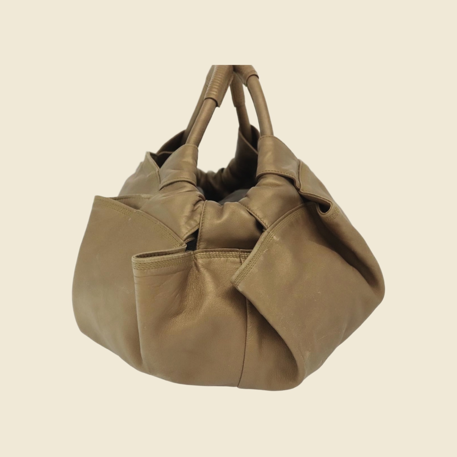 Borsa a mano Loewe in pelle beige con anagramma inciso, manici cuciti e tirazip annodato, vista frontale — vista 4