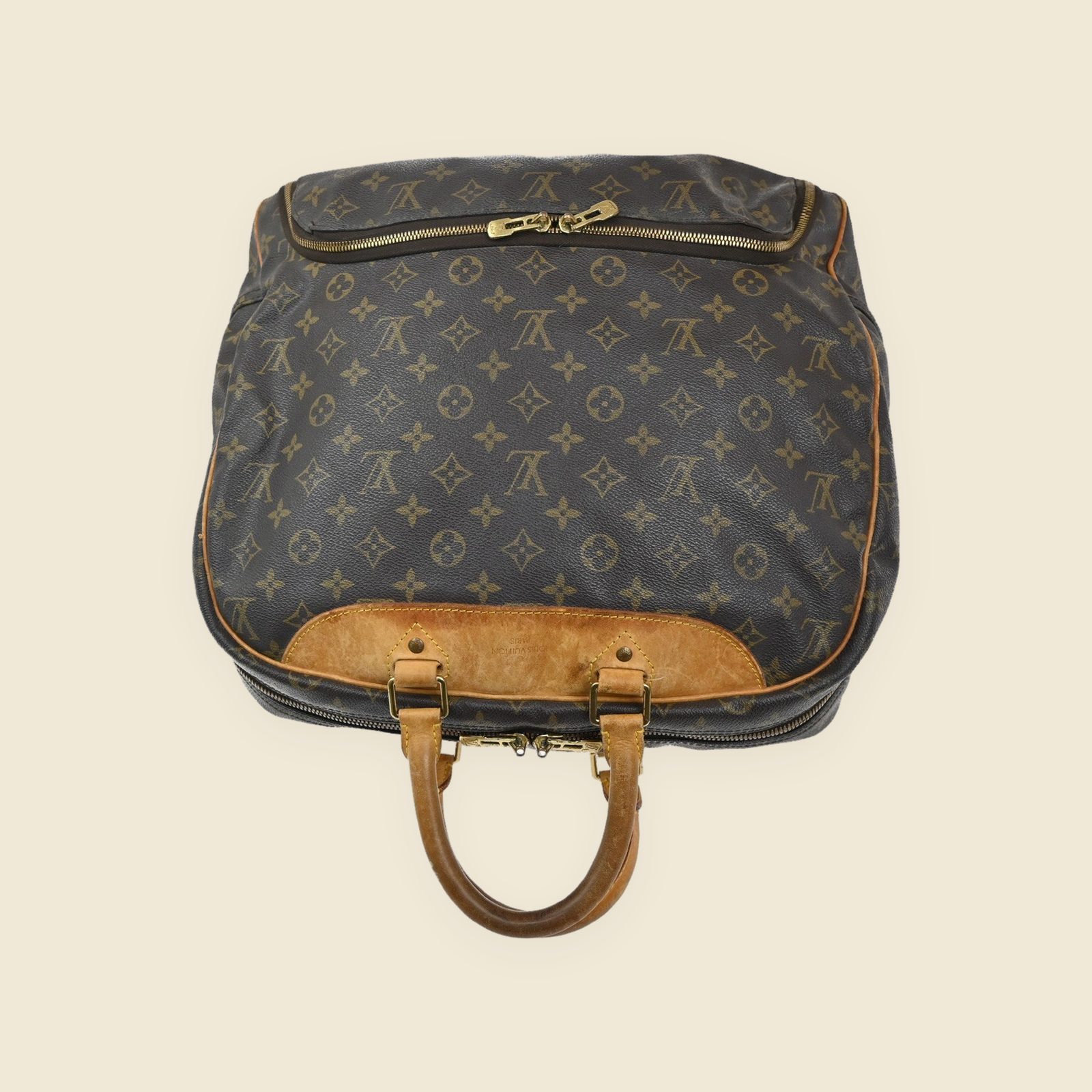Borsone da viaggio Louis Vuitton in tela monogram e pelle con doppio manico e tasca frontale con zip, vista di tre quarti — vista 3