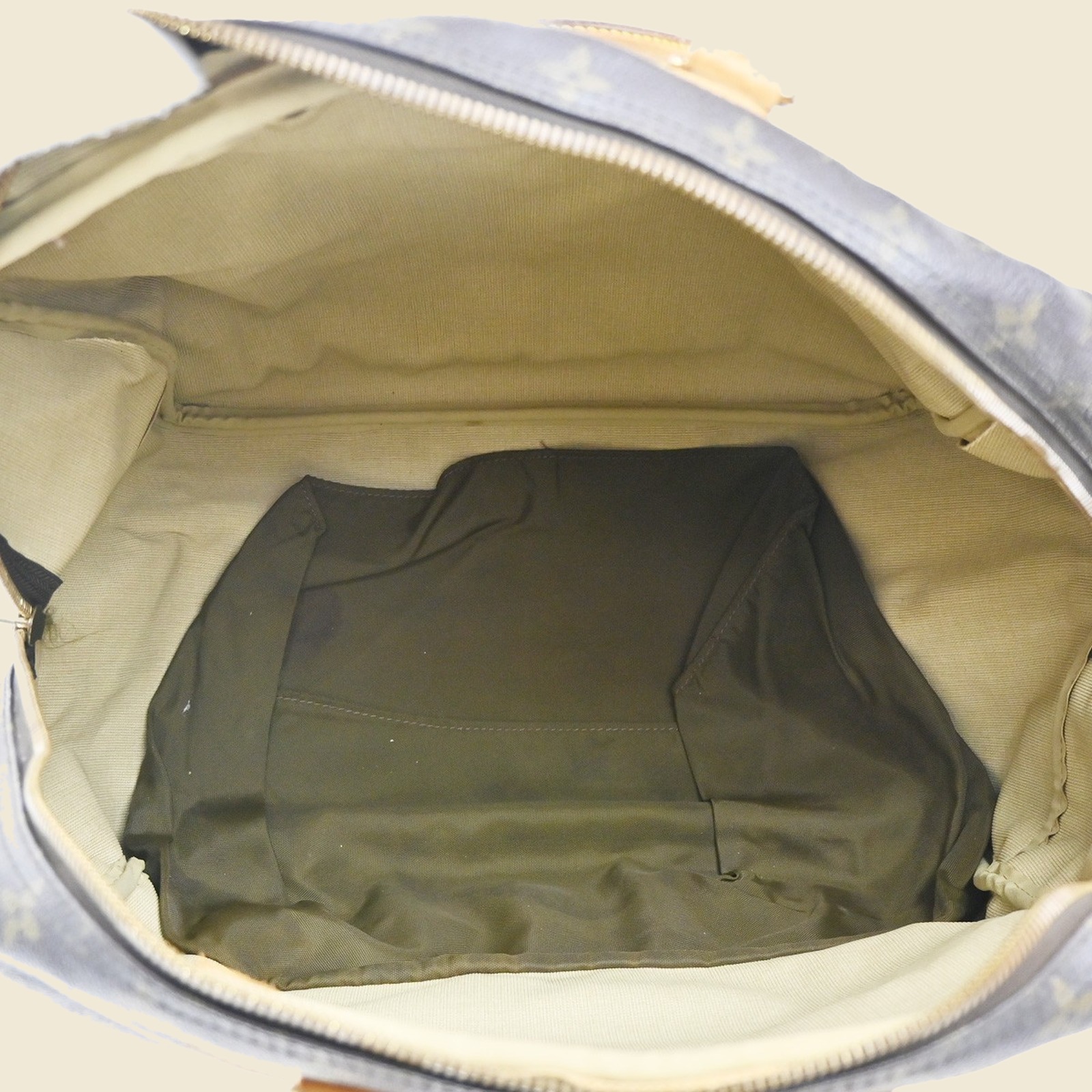 Borsone da viaggio Louis Vuitton in tela monogram e pelle con doppio manico e tasca frontale con zip, vista di tre quarti — vista 4